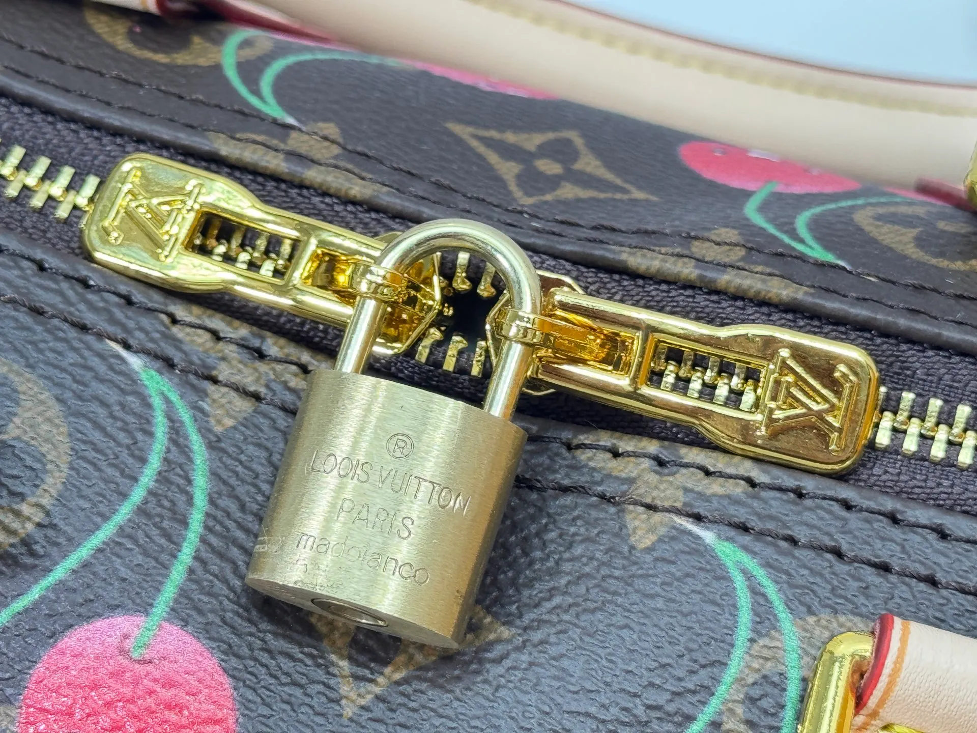 P260 Upgraded original version M17088 presbyopic cherry M13805 M13085 M13257 M13806 40391 40390lv Murakami Takashi co-branded NANOSPEEDY handbag This Nano Speedy handbag combines Monogram canvas and cow leather trim printing, with 33 colorful colors to interpret the white tricolor and black tricolor. The twelve pieces are popular around the world and are loved by celebrities and celebrities. Dimensions: 25.0 x 19.0 x 15.0 cm