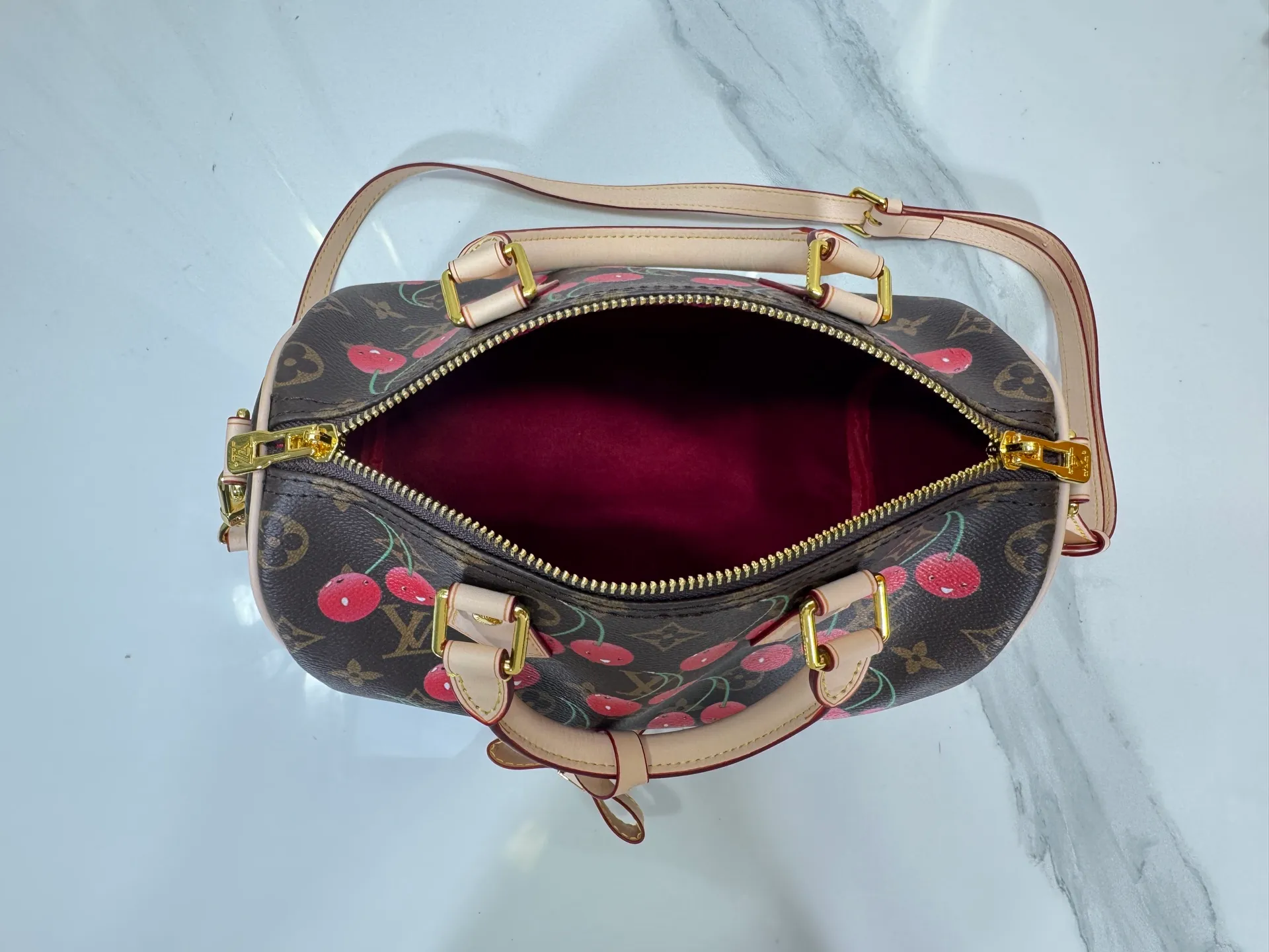 P260 Upgraded original version M17088 presbyopic cherry M13805 M13085 M13257 M13806 40391 40390lv Murakami Takashi co-branded NANOSPEEDY handbag This Nano Speedy handbag combines Monogram canvas and cow leather trim printing, with 33 colorful colors to interpret the white tricolor and black tricolor. The twelve pieces are popular around the world and are loved by celebrities and celebrities. Dimensions: 25.0 x 19.0 x 15.0 cm