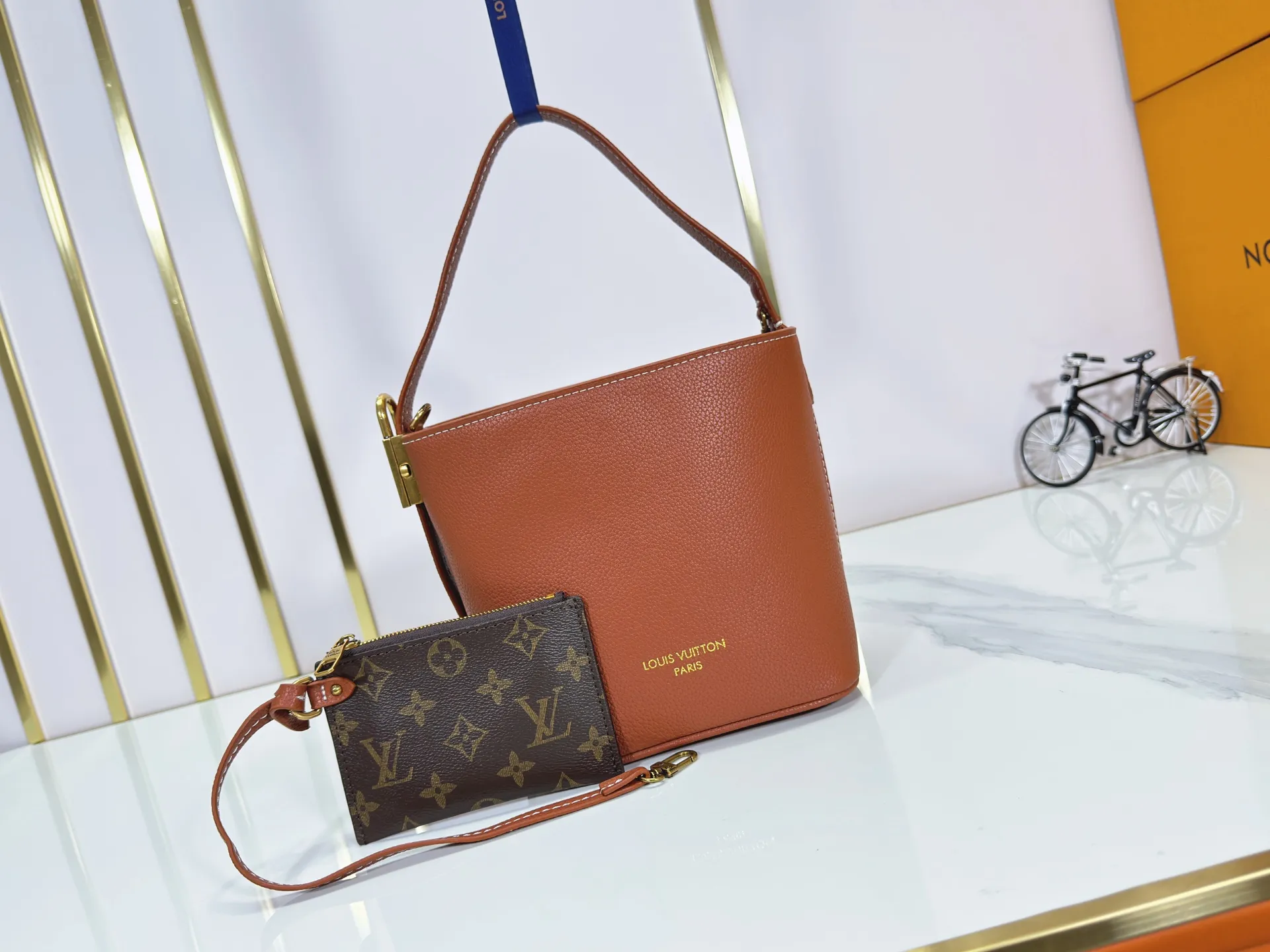 P260 Upgraded original version M25543, M14416, M12925 M25673 This All In BB handbag is from the Low Key series. It is made of grained cow leather to create a compact bucket bag configuration, which can be carried in various ways for day and night occasions. The distressed metal pieces convey a retro feel, while the padlock and detachable Monogram pocket highlight the brand's style. Size: 16*12*18cm