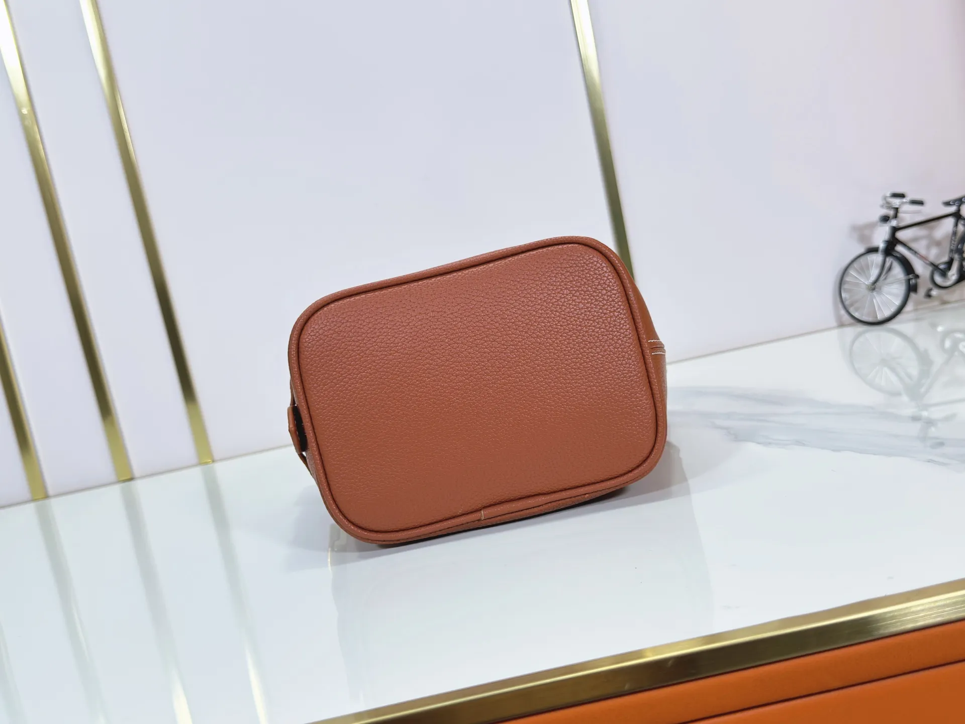 P260 Upgraded original version M25543, M14416, M12925 M25673 This All In BB handbag is from the Low Key series. It is made of grained cow leather to create a compact bucket bag configuration, which can be carried in various ways for day and night occasions. The distressed metal pieces convey a retro feel, while the padlock and detachable Monogram pocket highlight the brand's style. Size: 16*12*18cm