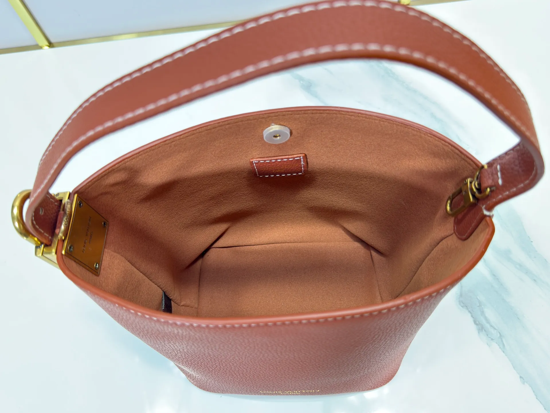 P260 Upgraded original version M25543, M14416, M12925 M25673 This All In BB handbag is from the Low Key series. It is made of grained cow leather to create a compact bucket bag configuration, which can be carried in various ways for day and night occasions. The distressed metal pieces convey a retro feel, while the padlock and detachable Monogram pocket highlight the brand's style. Size: 16*12*18cm