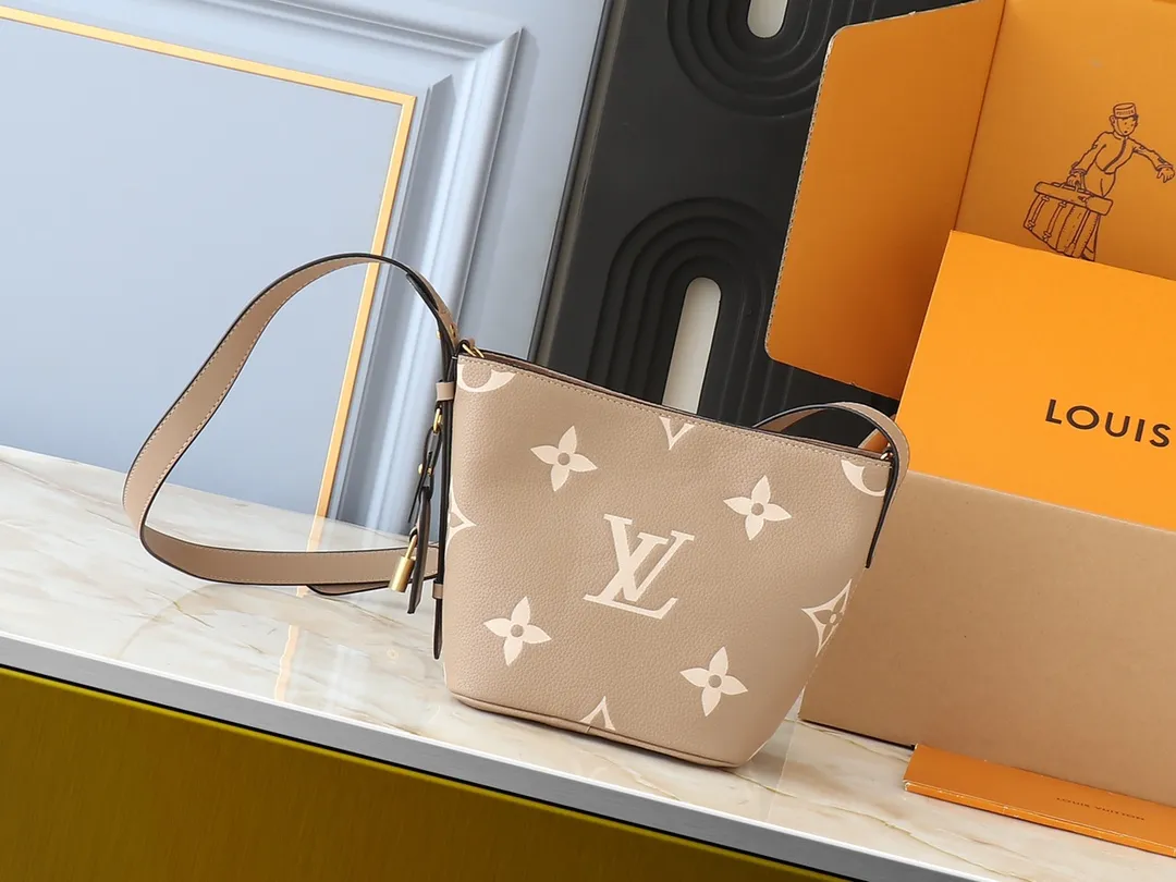 💰220💰Upgraded from the original M12925 M12926 M13480 M13044 M14356 M13045 M13089 This All In BB handbag is made of Monogram cow leather with shiny metal parts, and the iconic padlock and nameplate highlight the classic style. The adjustable shoulder strap continues the brand's trunk-making heritage, and the leather shoulder strap adds cross-body and shoulder carry options. The foldable design enables the silhouette to be retracted and retracted freely, providing ample space for daily use. 16.0 x 18.0 x 12.0 cm (length x height x width)