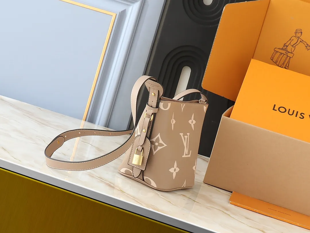 💰220💰Upgraded from the original M12925 M12926 M13480 M13044 M14356 M13045 M13089 This All In BB handbag is made of Monogram cow leather with shiny metal parts, and the iconic padlock and nameplate highlight the classic style. The adjustable shoulder strap continues the brand's trunk-making heritage, and the leather shoulder strap adds cross-body and shoulder carry options. The foldable design enables the silhouette to be retracted and retracted freely, providing ample space for daily use. 16.0 x 18.0 x 12.0 cm (length x height x width)