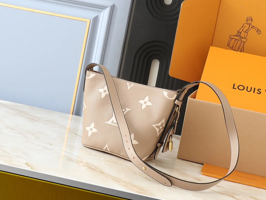 💰220💰Upgraded from the original M12925 M12926 M13480 M13044 M14356 M13045 M13089 This All In BB handbag is made of Monogram cow leather with shiny metal parts, and the iconic padlock and nameplate highlight the classic style. The adjustable shoulder strap continues the brand's trunk-making heritage, and the leather shoulder strap adds cross-body and shoulder carry options. The foldable design enables the silhouette to be retracted and retracted freely, providing ample space for daily use. 16.0 x 18.0 x 12.0 cm (length x height x width)