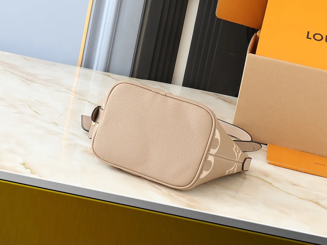 💰220💰Upgraded from the original M12925 M12926 M13480 M13044 M14356 M13045 M13089 This All In BB handbag is made of Monogram cow leather with shiny metal parts, and the iconic padlock and nameplate highlight the classic style. The adjustable shoulder strap continues the brand's trunk-making heritage, and the leather shoulder strap adds cross-body and shoulder carry options. The foldable design enables the silhouette to be retracted and retracted freely, providing ample space for daily use. 16.0 x 18.0 x 12.0 cm (length x height x width)