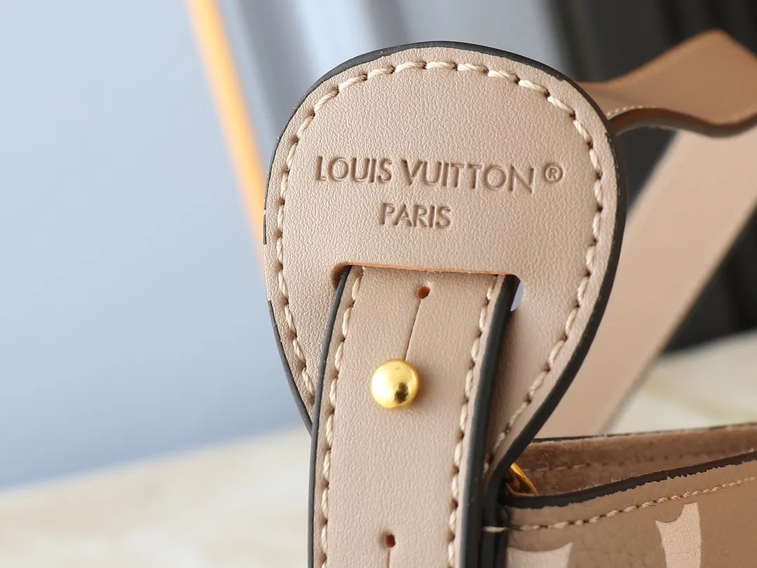 💰220💰Upgraded from the original M12925 M12926 M13480 M13044 M14356 M13045 M13089 This All In BB handbag is made of Monogram cow leather with shiny metal parts, and the iconic padlock and nameplate highlight the classic style. The adjustable shoulder strap continues the brand's trunk-making heritage, and the leather shoulder strap adds cross-body and shoulder carry options. The foldable design enables the silhouette to be retracted and retracted freely, providing ample space for daily use. 16.0 x 18.0 x 12.0 cm (length x height x width)