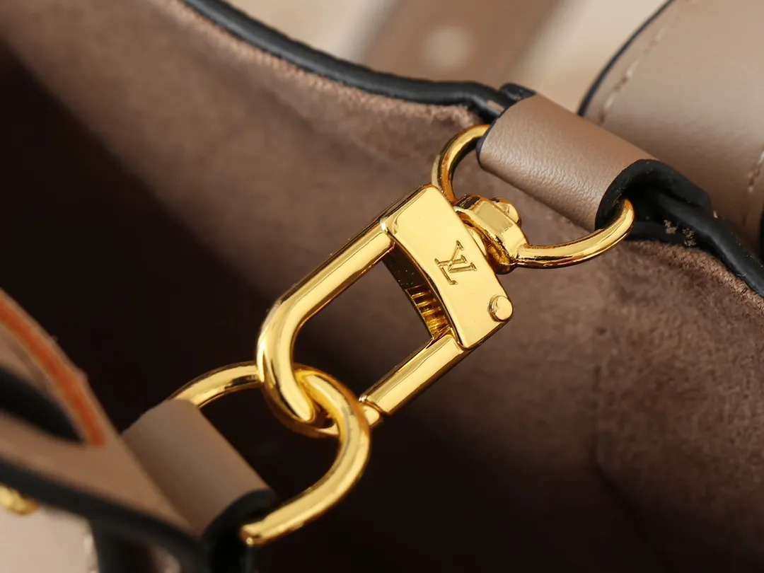 💰220💰Upgraded from the original M12925 M12926 M13480 M13044 M14356 M13045 M13089 This All In BB handbag is made of Monogram cow leather with shiny metal parts, and the iconic padlock and nameplate highlight the classic style. The adjustable shoulder strap continues the brand's trunk-making heritage, and the leather shoulder strap adds cross-body and shoulder carry options. The foldable design enables the silhouette to be retracted and retracted freely, providing ample space for daily use. 16.0 x 18.0 x 12.0 cm (length x height x width)