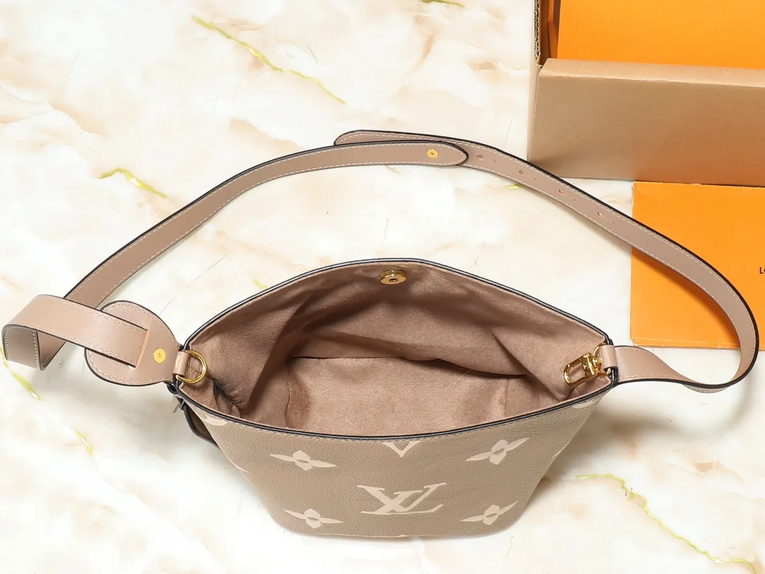 💰220💰Upgraded from the original M12925 M12926 M13480 M13044 M14356 M13045 M13089 This All In BB handbag is made of Monogram cow leather with shiny metal parts, and the iconic padlock and nameplate highlight the classic style. The adjustable shoulder strap continues the brand's trunk-making heritage, and the leather shoulder strap adds cross-body and shoulder carry options. The foldable design enables the silhouette to be retracted and retracted freely, providing ample space for daily use. 16.0 x 18.0 x 12.0 cm (length x height x width)