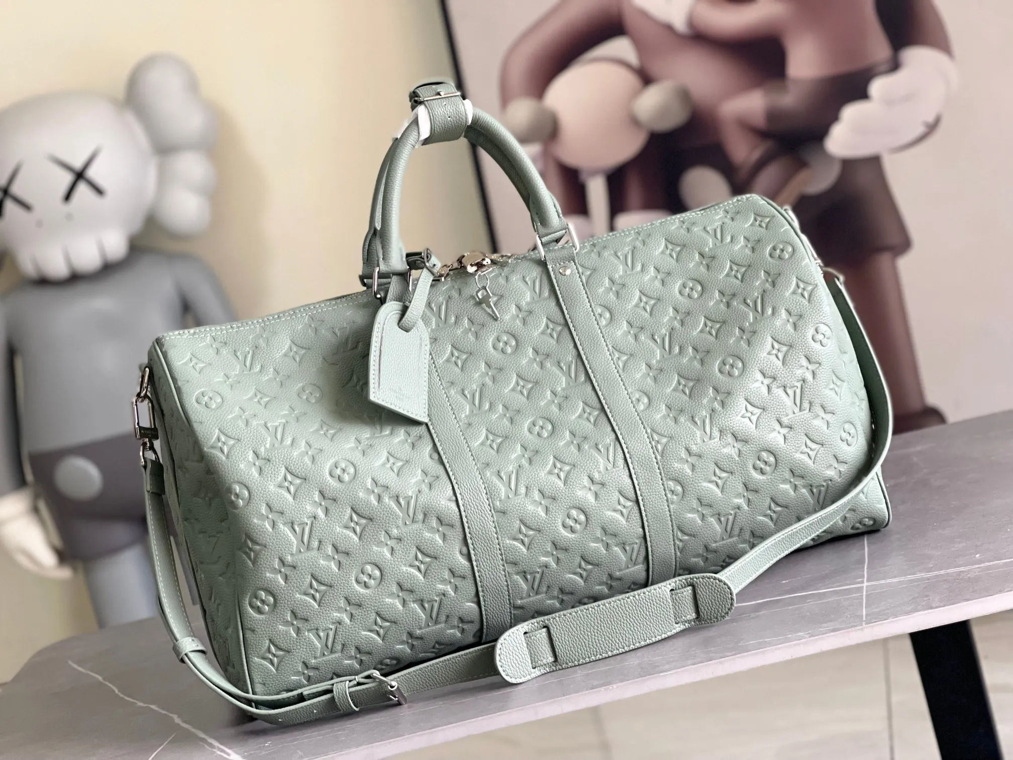 💰1460 (top layer leather) top original individual real shot m13976 gray green new version] Louis Vuitton’s classic Keepall travel bag releases the modern novelty of Monogram Shadow leather. Crafted from soft cow leather and embossed with the iconic Monogram pattern, it has ample capacity and a carry-on size suitable for short trips. Detailed features 50 x 29 x 23 cm (length x height x width) [Warm reminder❤️This item is too big and does not fit in the packaging! 】