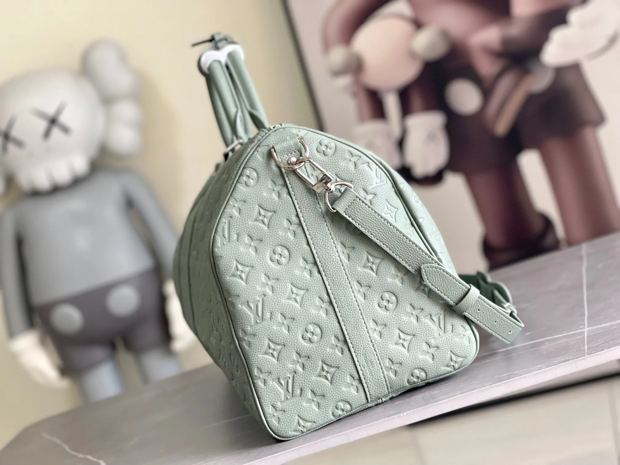 💰1460 (top layer leather) top original individual real shot m13976 gray green new version] Louis Vuitton’s classic Keepall travel bag releases the modern novelty of Monogram Shadow leather. Crafted from soft cow leather and embossed with the iconic Monogram pattern, it has ample capacity and a carry-on size suitable for short trips. Detailed features 50 x 29 x 23 cm (length x height x width) [Warm reminder❤️This item is too big and does not fit in the packaging! 】