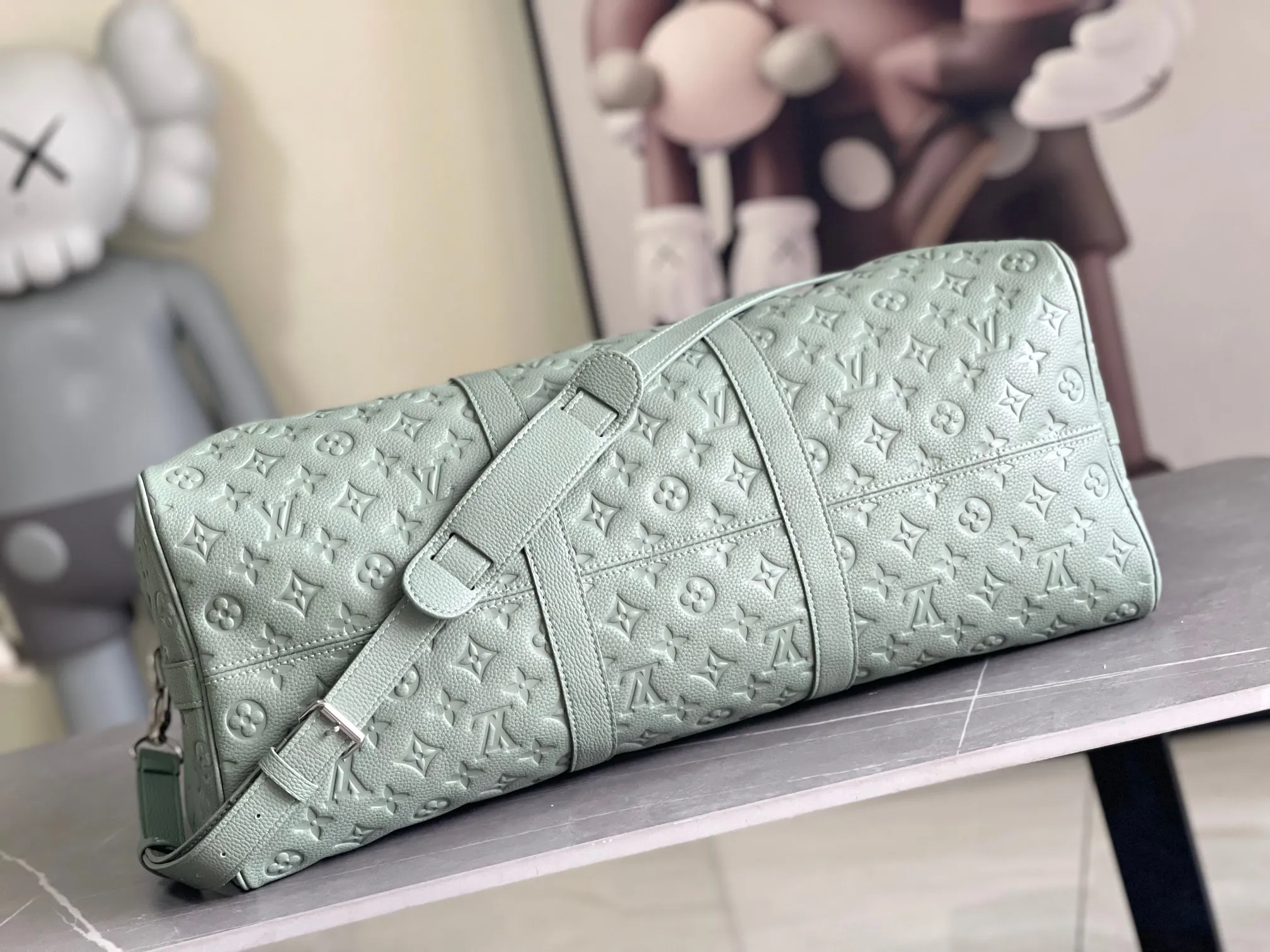 💰1460 (top layer leather) top original individual real shot m13976 gray green new version] Louis Vuitton’s classic Keepall travel bag releases the modern novelty of Monogram Shadow leather. Crafted from soft cow leather and embossed with the iconic Monogram pattern, it has ample capacity and a carry-on size suitable for short trips. Detailed features 50 x 29 x 23 cm (length x height x width) [Warm reminder❤️This item is too big and does not fit in the packaging! 】