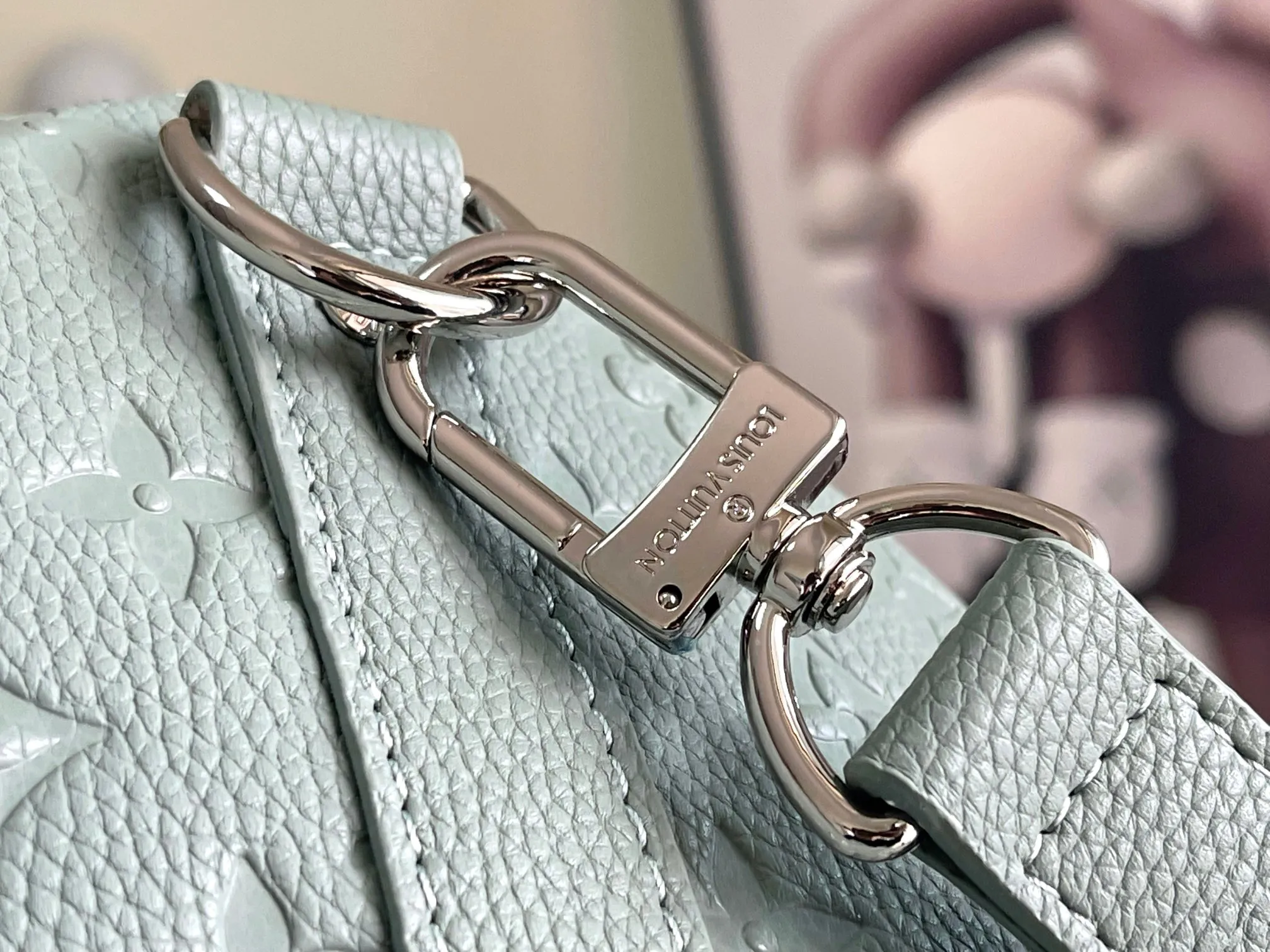 💰1460 (top layer leather) top original individual real shot m13976 gray green new version] Louis Vuitton’s classic Keepall travel bag releases the modern novelty of Monogram Shadow leather. Crafted from soft cow leather and embossed with the iconic Monogram pattern, it has ample capacity and a carry-on size suitable for short trips. Detailed features 50 x 29 x 23 cm (length x height x width) [Warm reminder❤️This item is too big and does not fit in the packaging! 】