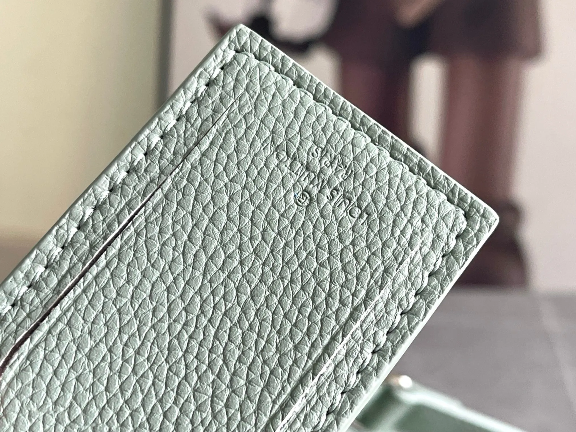 💰1460 (top layer leather) top original individual real shot m13976 gray green new version] Louis Vuitton’s classic Keepall travel bag releases the modern novelty of Monogram Shadow leather. Crafted from soft cow leather and embossed with the iconic Monogram pattern, it has ample capacity and a carry-on size suitable for short trips. Detailed features 50 x 29 x 23 cm (length x height x width) [Warm reminder❤️This item is too big and does not fit in the packaging! 】
