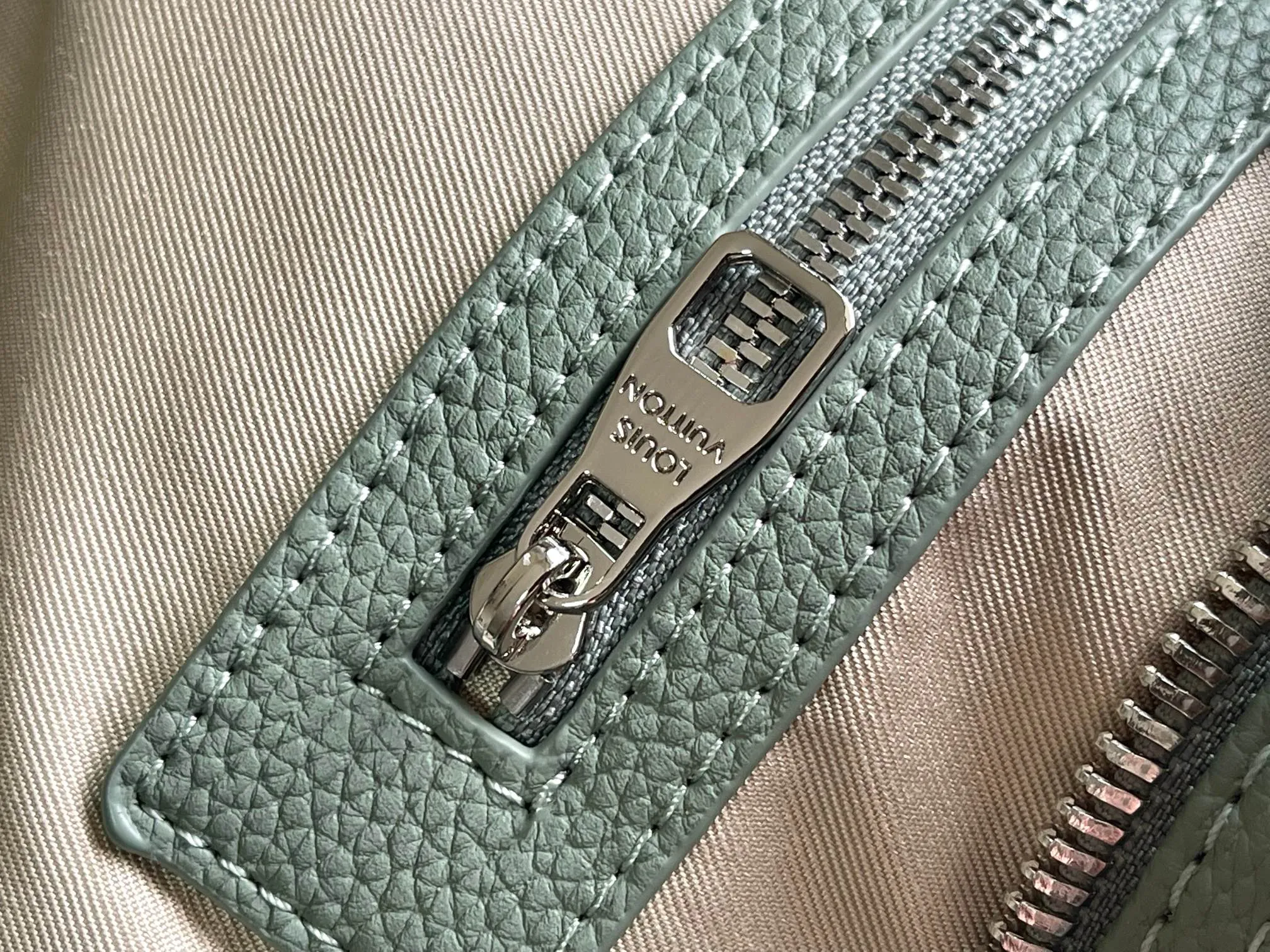 💰1460 (top layer leather) top original individual real shot m13976 gray green new version] Louis Vuitton’s classic Keepall travel bag releases the modern novelty of Monogram Shadow leather. Crafted from soft cow leather and embossed with the iconic Monogram pattern, it has ample capacity and a carry-on size suitable for short trips. Detailed features 50 x 29 x 23 cm (length x height x width) [Warm reminder❤️This item is too big and does not fit in the packaging! 】