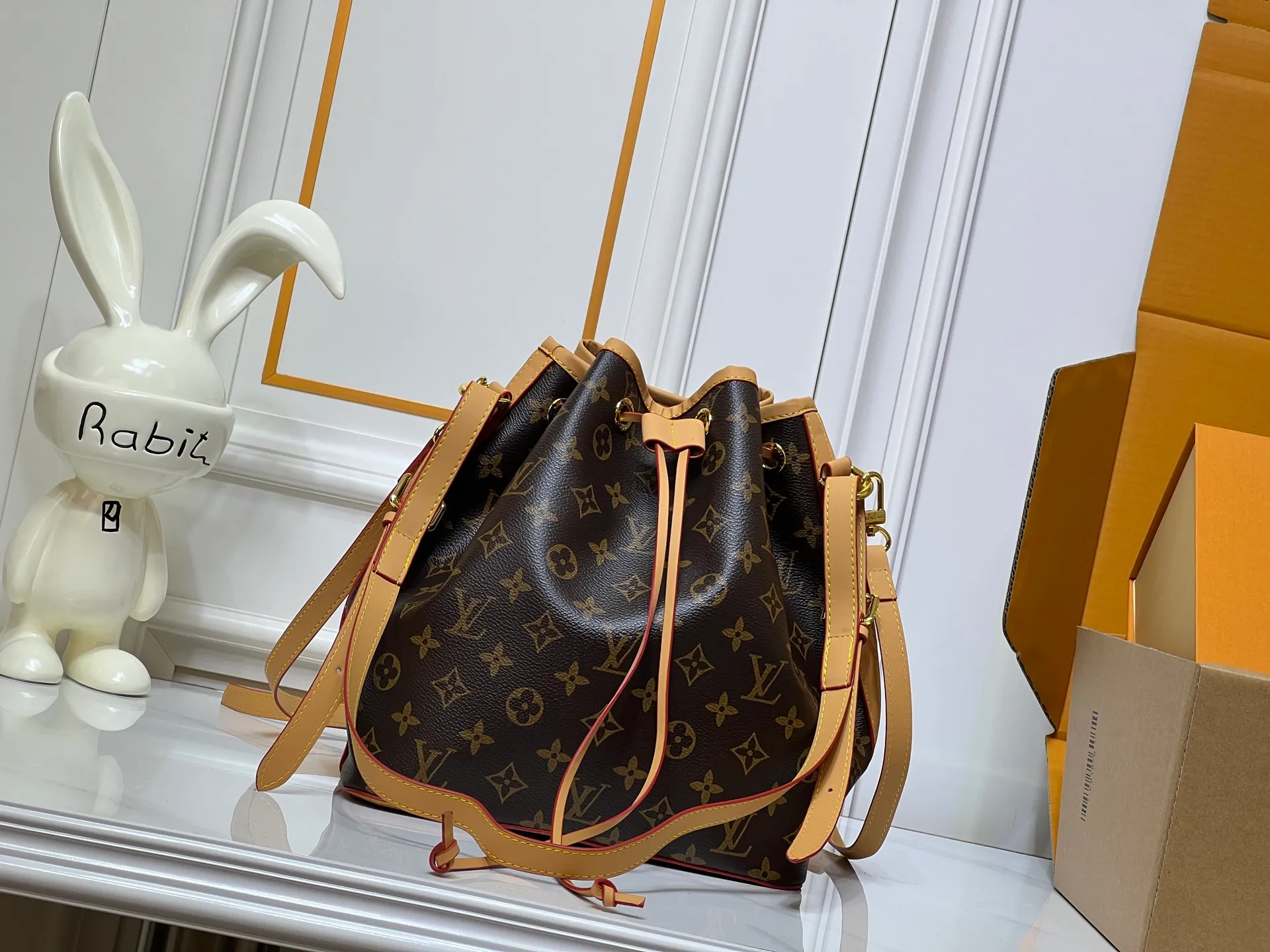 Batch 280💰Retro bucket small size⬇️M42224 M42225 LV limited edition drawstring bucket bag The king of cost performance. This is an awesome bag type, very worth buying. It is very considerate and adds a medium-length shoulder strap. It can be said to be very good. The upper body is really elegant! Dimensions: 26x27x18