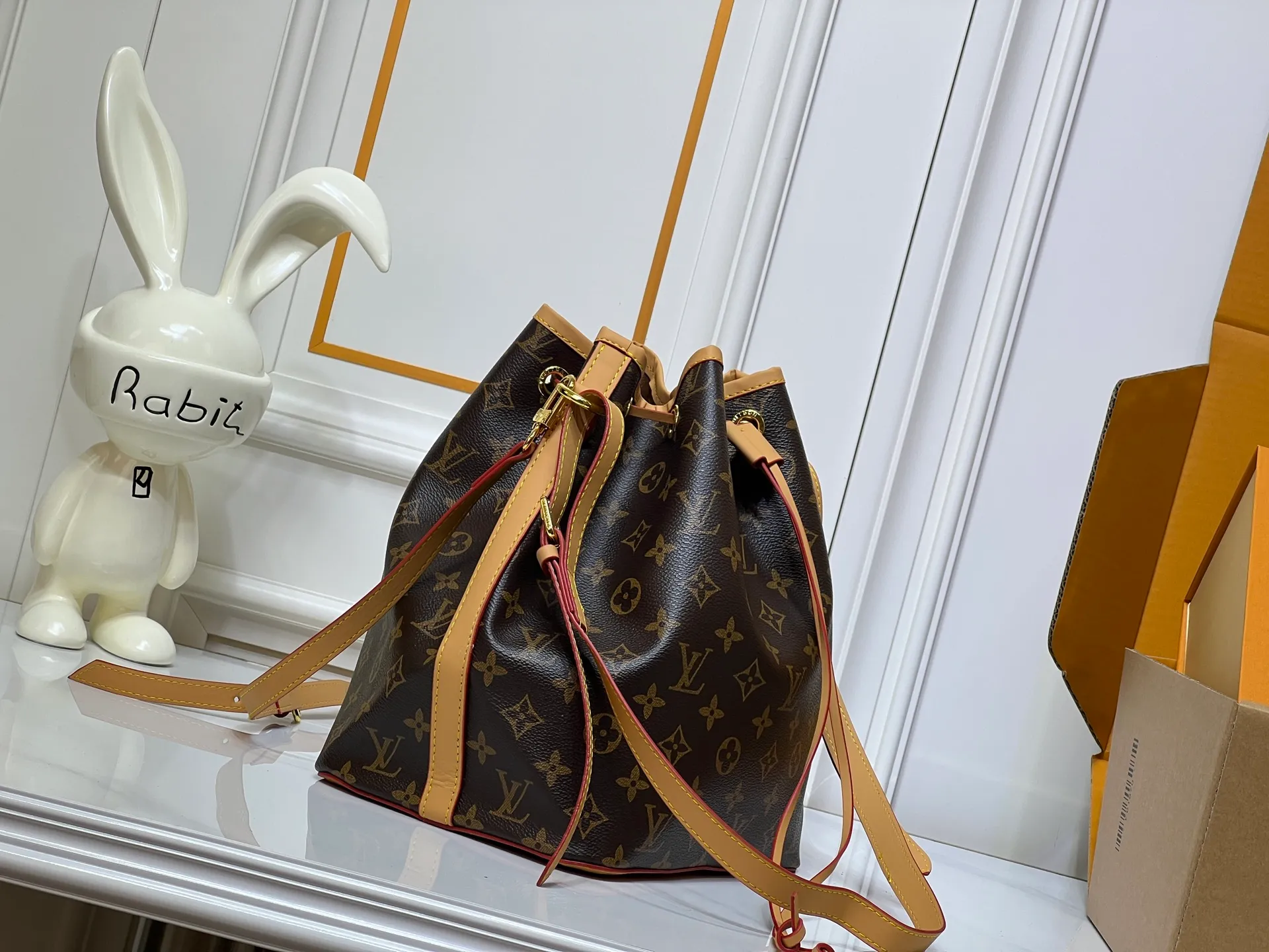 Batch 280💰Retro bucket small size⬇️M42224 M42225 LV limited edition drawstring bucket bag The king of cost performance. This is an awesome bag type, very worth buying. It is very considerate and adds a medium-length shoulder strap. It can be said to be very good. The upper body is really elegant! Dimensions: 26x27x18