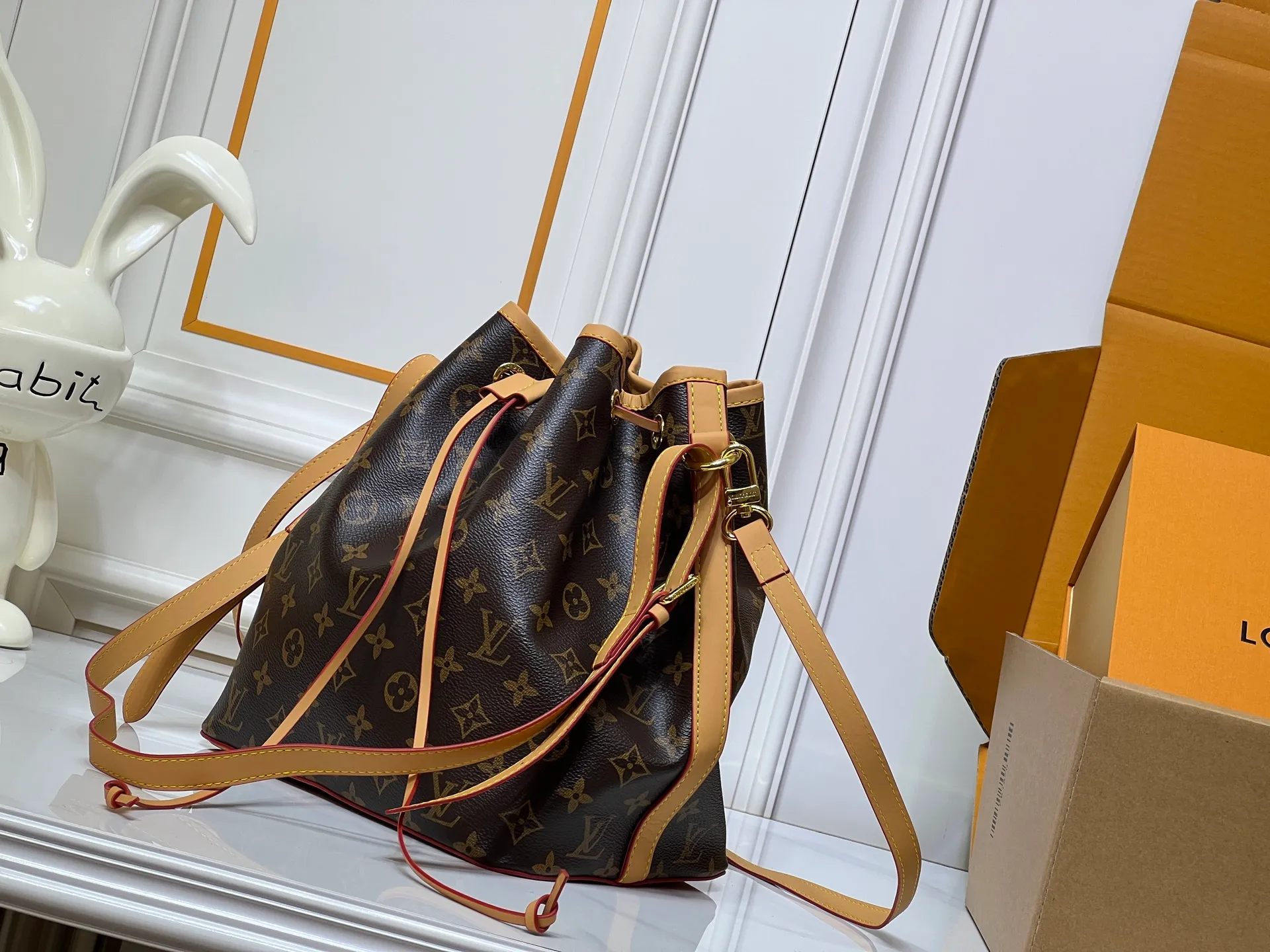 Batch 280💰Retro bucket small size⬇️M42224 M42225 LV limited edition drawstring bucket bag The king of cost performance. This is an awesome bag type, very worth buying. It is very considerate and adds a medium-length shoulder strap. It can be said to be very good. The upper body is really elegant! Dimensions: 26x27x18