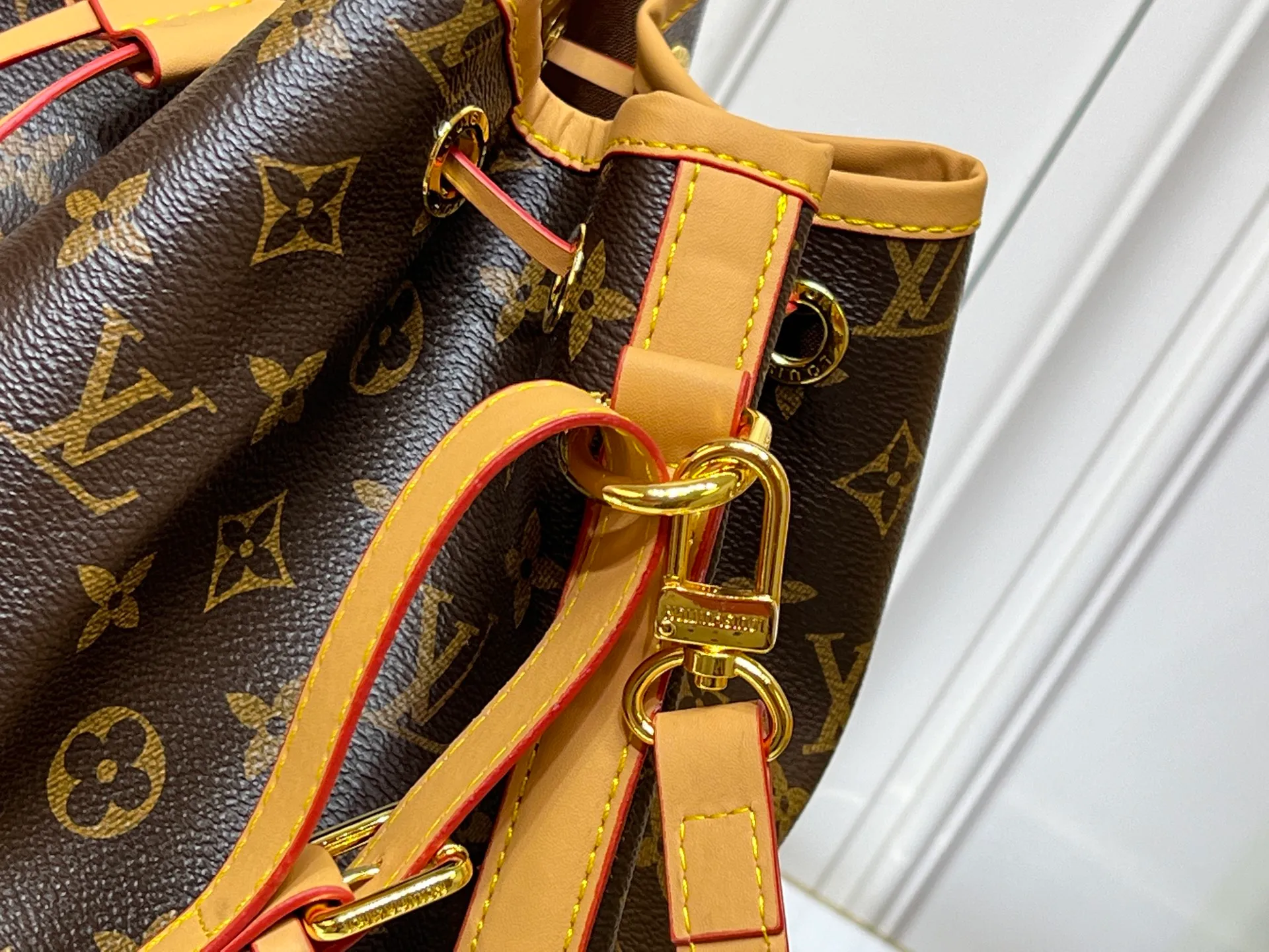 Batch 280💰Retro bucket small size⬇️M42224 M42225 LV limited edition drawstring bucket bag The king of cost performance. This is an awesome bag type, very worth buying. It is very considerate and adds a medium-length shoulder strap. It can be said to be very good. The upper body is really elegant! Dimensions: 26x27x18