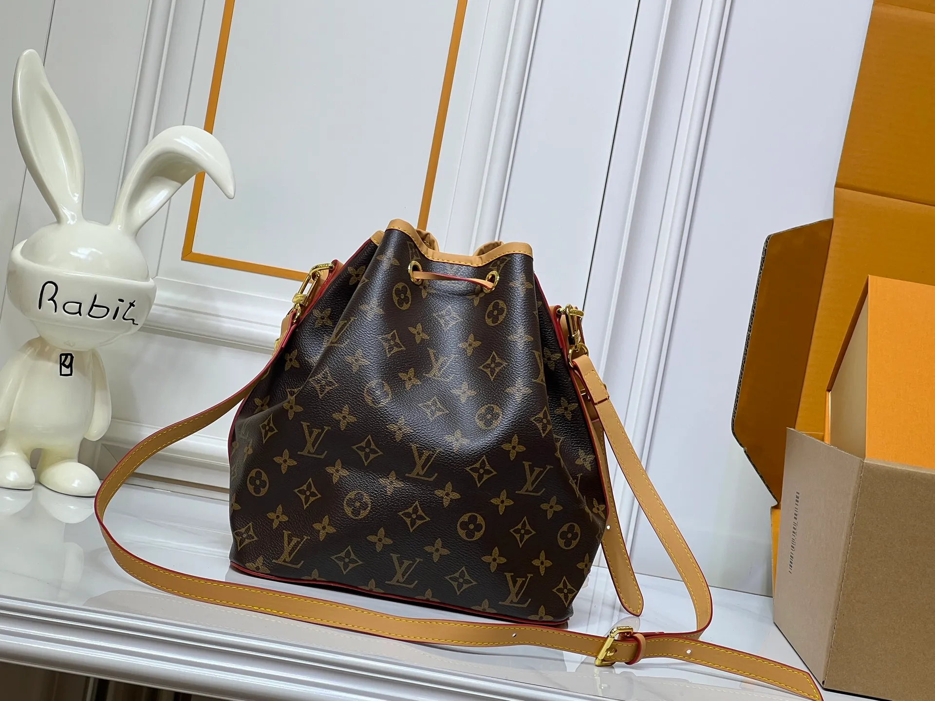 Batch 280💰Retro bucket small size⬇️M42224 M42225 LV limited edition drawstring bucket bag The king of cost performance. This is an awesome bag type, very worth buying. It is very considerate and adds a medium-length shoulder strap. It can be said to be very good. The upper body is really elegant! Dimensions: 26x27x18