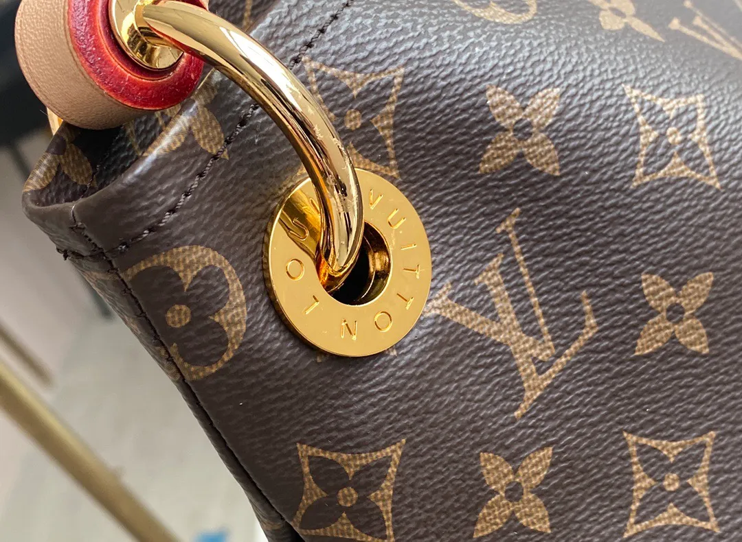 💰880 Top original Artsy medium size N41174 white checkered M40249 presbyopic N40253 white checkered edge M44869 edged presbyopic handbag is made of soft Damier Azur canvas, with a fresh and feminine appearance. Paired with shiny golden brass accessories and fashionable and chic bag decorations, the beautifully handmade leather handle adds a luxurious touch 💠Dimensions 46 x 32 x 24 cm680 (Length x Height x Width)