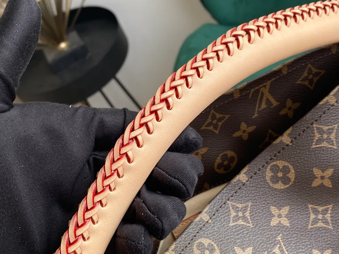💰880 Top original Artsy medium size N41174 white checkered M40249 presbyopic N40253 white checkered edge M44869 edged presbyopic handbag is made of soft Damier Azur canvas, with a fresh and feminine appearance. Paired with shiny golden brass accessories and fashionable and chic bag decorations, the beautifully handmade leather handle adds a luxurious touch 💠Dimensions 46 x 32 x 24 cm680 (Length x Height x Width)
