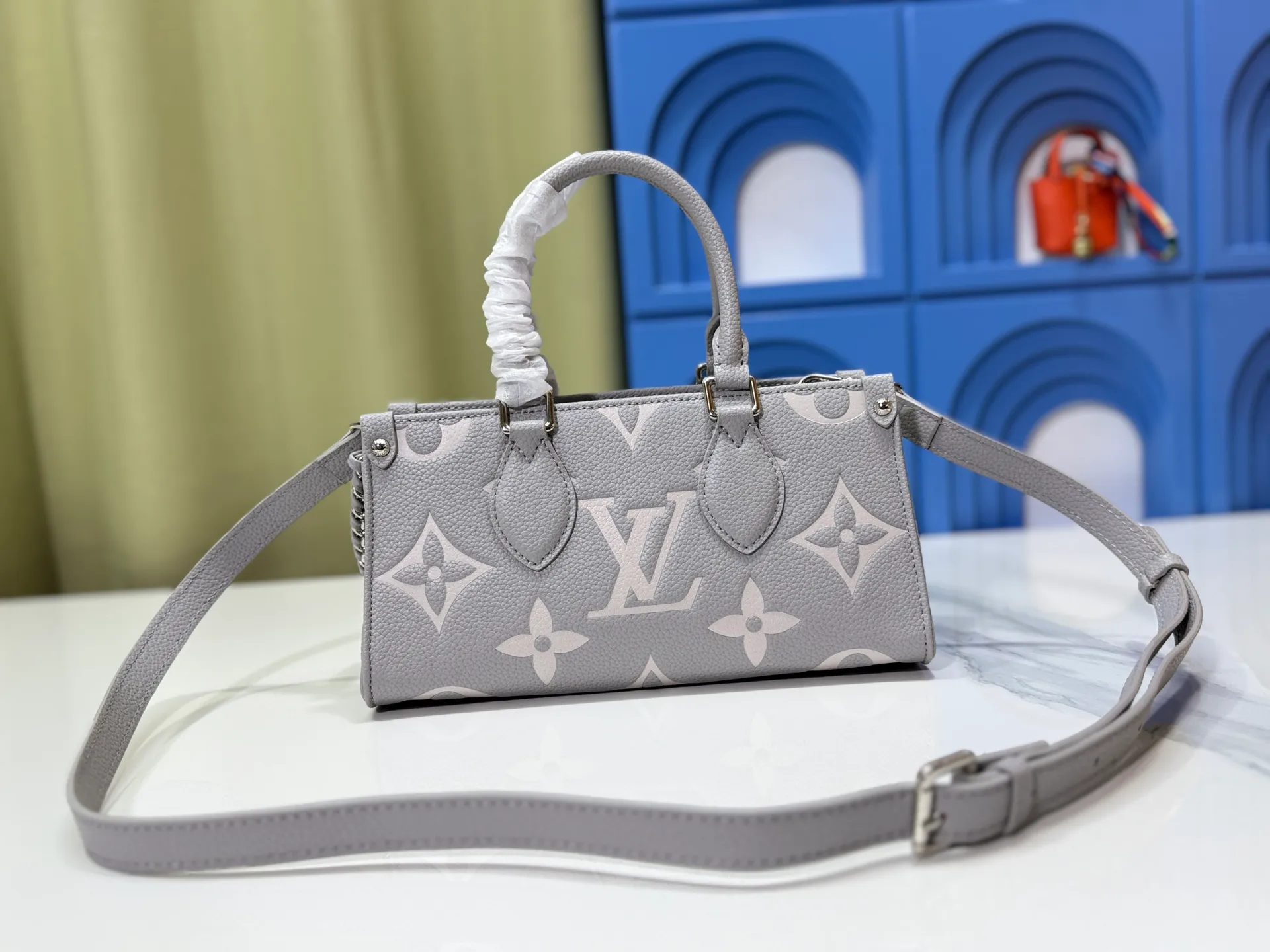 P240 Upgraded original M14236 M14213 M46653 This OnTheGo East West handbag uses coated canvas to present the Monogram Giant element, which is combined with the Monogram Reverse coated canvas trim and bright metal parts to create an elegant style. The top handle, detachable chain and removable and adjustable shoulder strap allow for a variety of carrying options, while multiple compartments and pockets keep valuables organized. Dimensions: 25.0 x 13.0 x 10.0 cm (length x height x width)