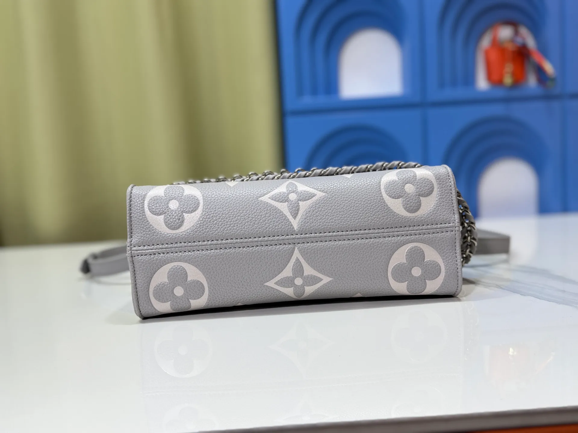 P240 Upgraded original M14236 M14213 M46653 This OnTheGo East West handbag uses coated canvas to present the Monogram Giant element, which is combined with the Monogram Reverse coated canvas trim and bright metal parts to create an elegant style. The top handle, detachable chain and removable and adjustable shoulder strap allow for a variety of carrying options, while multiple compartments and pockets keep valuables organized. Dimensions: 25.0 x 13.0 x 10.0 cm (length x height x width)