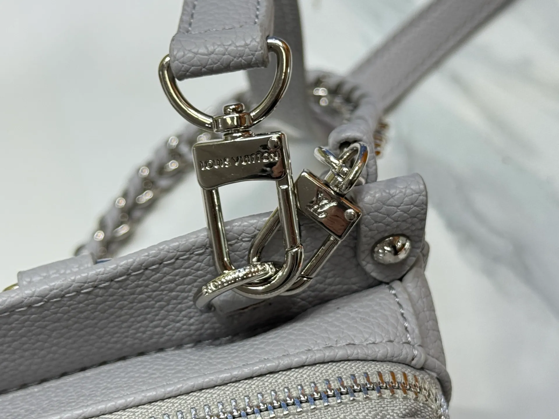 P240 Upgraded original M14236 M14213 M46653 This OnTheGo East West handbag uses coated canvas to present the Monogram Giant element, which is combined with the Monogram Reverse coated canvas trim and bright metal parts to create an elegant style. The top handle, detachable chain and removable and adjustable shoulder strap allow for a variety of carrying options, while multiple compartments and pockets keep valuables organized. Dimensions: 25.0 x 13.0 x 10.0 cm (length x height x width)