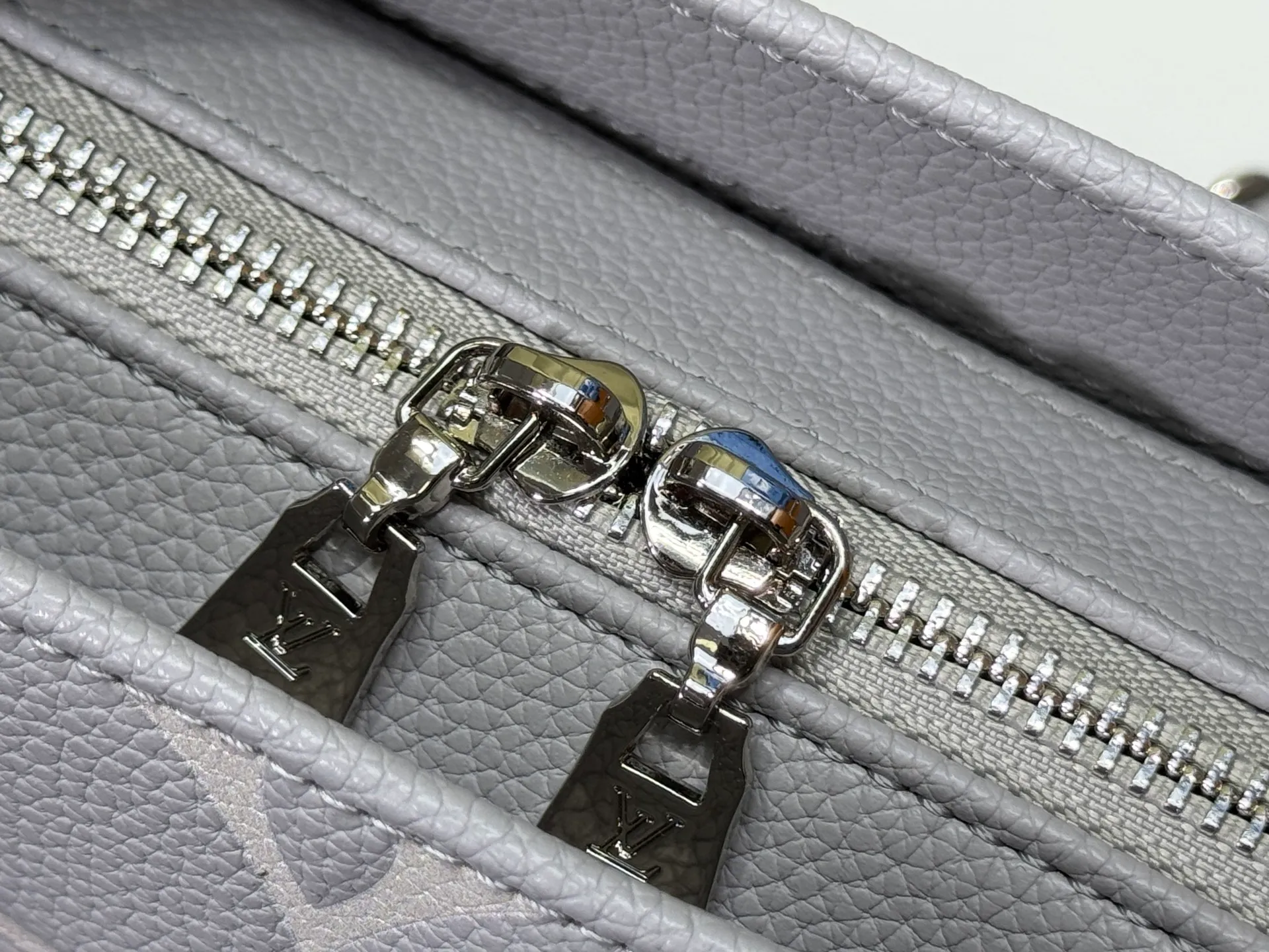 P240 Upgraded original M14236 M14213 M46653 This OnTheGo East West handbag uses coated canvas to present the Monogram Giant element, which is combined with the Monogram Reverse coated canvas trim and bright metal parts to create an elegant style. The top handle, detachable chain and removable and adjustable shoulder strap allow for a variety of carrying options, while multiple compartments and pockets keep valuables organized. Dimensions: 25.0 x 13.0 x 10.0 cm (length x height x width)