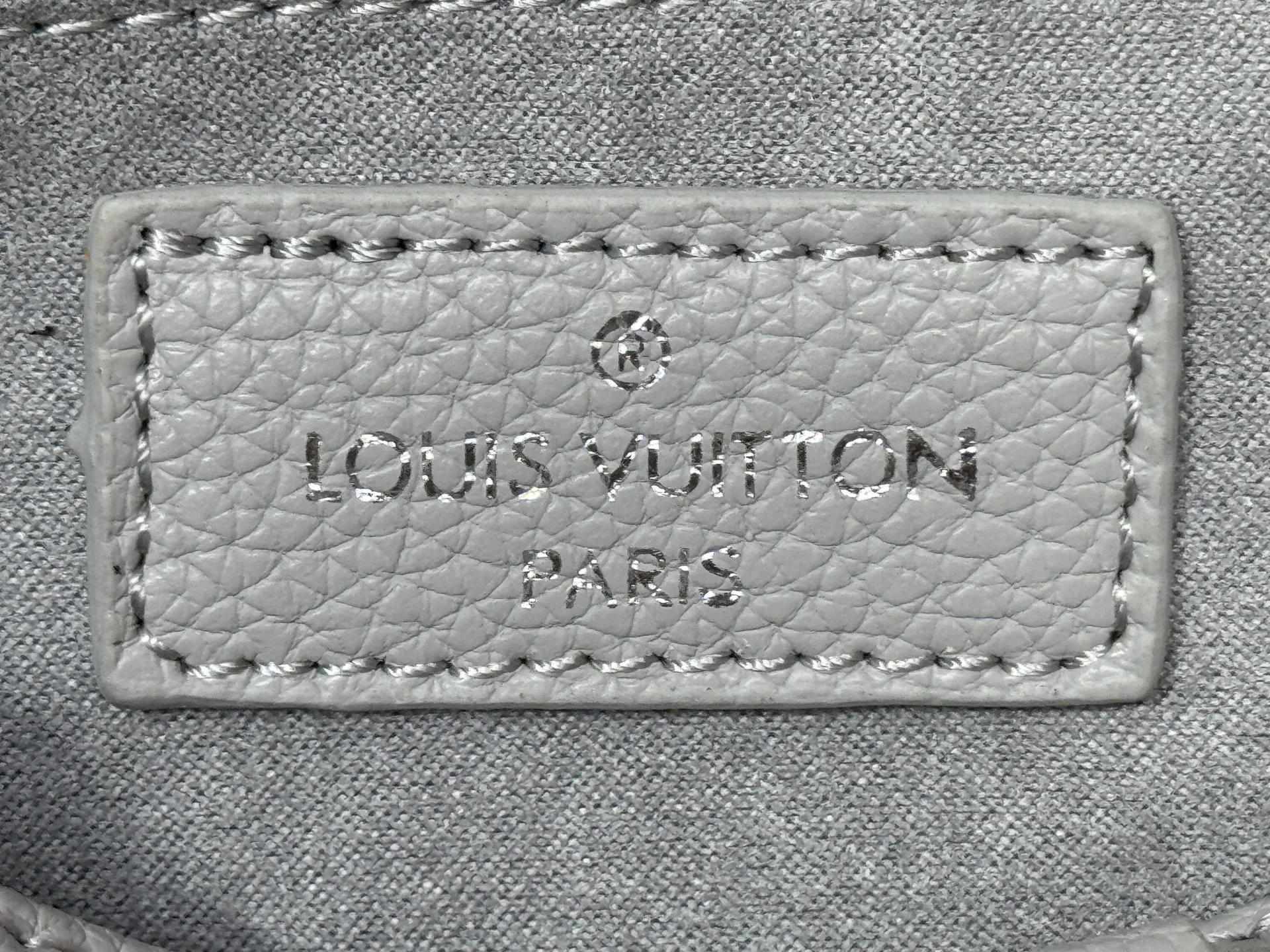P240 Upgraded original M14236 M14213 M46653 This OnTheGo East West handbag uses coated canvas to present the Monogram Giant element, which is combined with the Monogram Reverse coated canvas trim and bright metal parts to create an elegant style. The top handle, detachable chain and removable and adjustable shoulder strap allow for a variety of carrying options, while multiple compartments and pockets keep valuables organized. Dimensions: 25.0 x 13.0 x 10.0 cm (length x height x width)