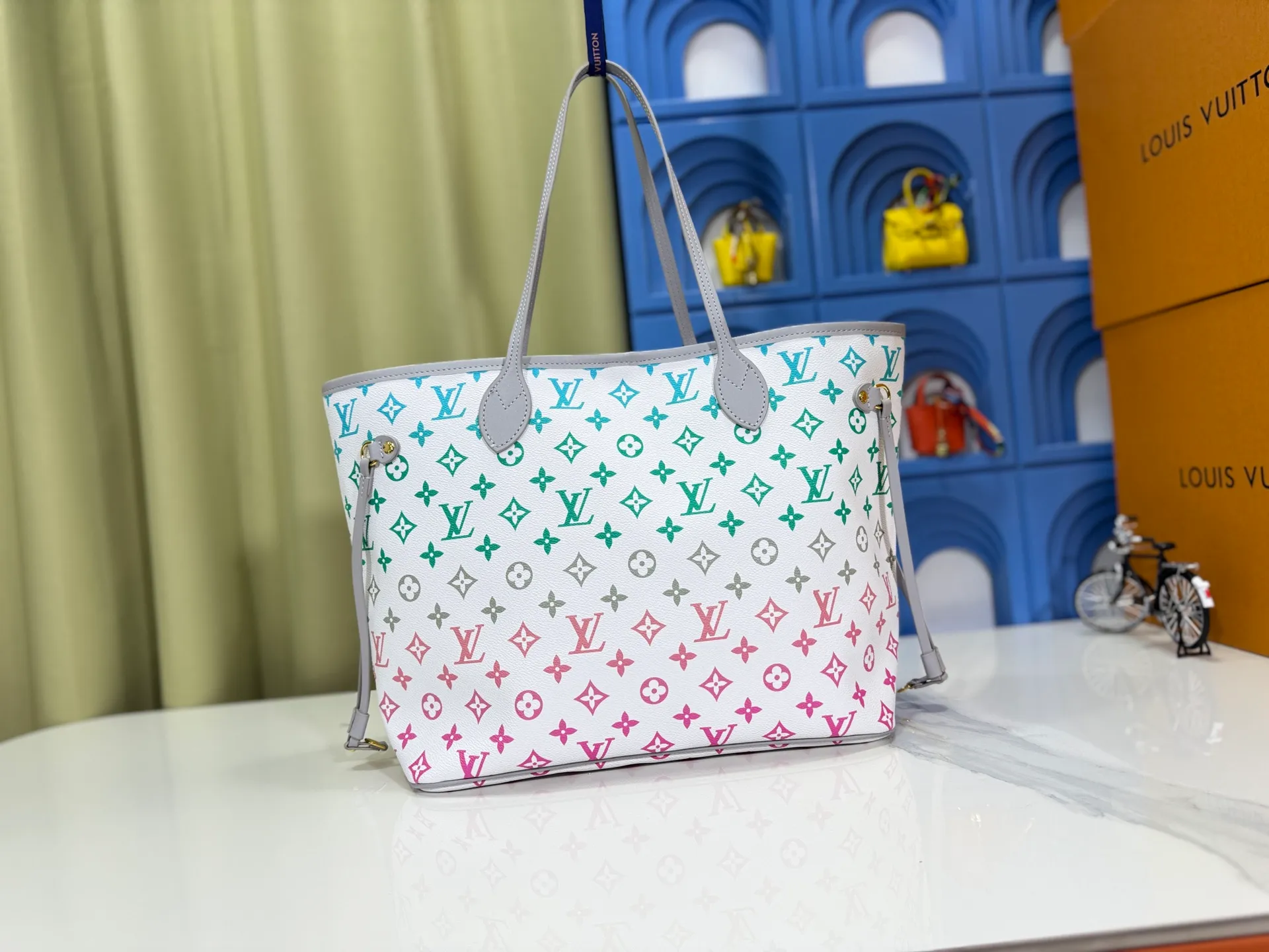 P280 Upgraded original M14210 M45686 M46649 M58907 M46329 M21579 M45685 M46676 M40995 This Neverfull medium handbag uses embossing and printing processes to depict the Monogram pattern on the cow leather. Tighten the side straps and the tote instantly transforms into an elegant urban handbag; the long handle makes it easy to carry over the shoulder or elbow. 31.0 x 28.0 x 14.0 cm (length x height x width)