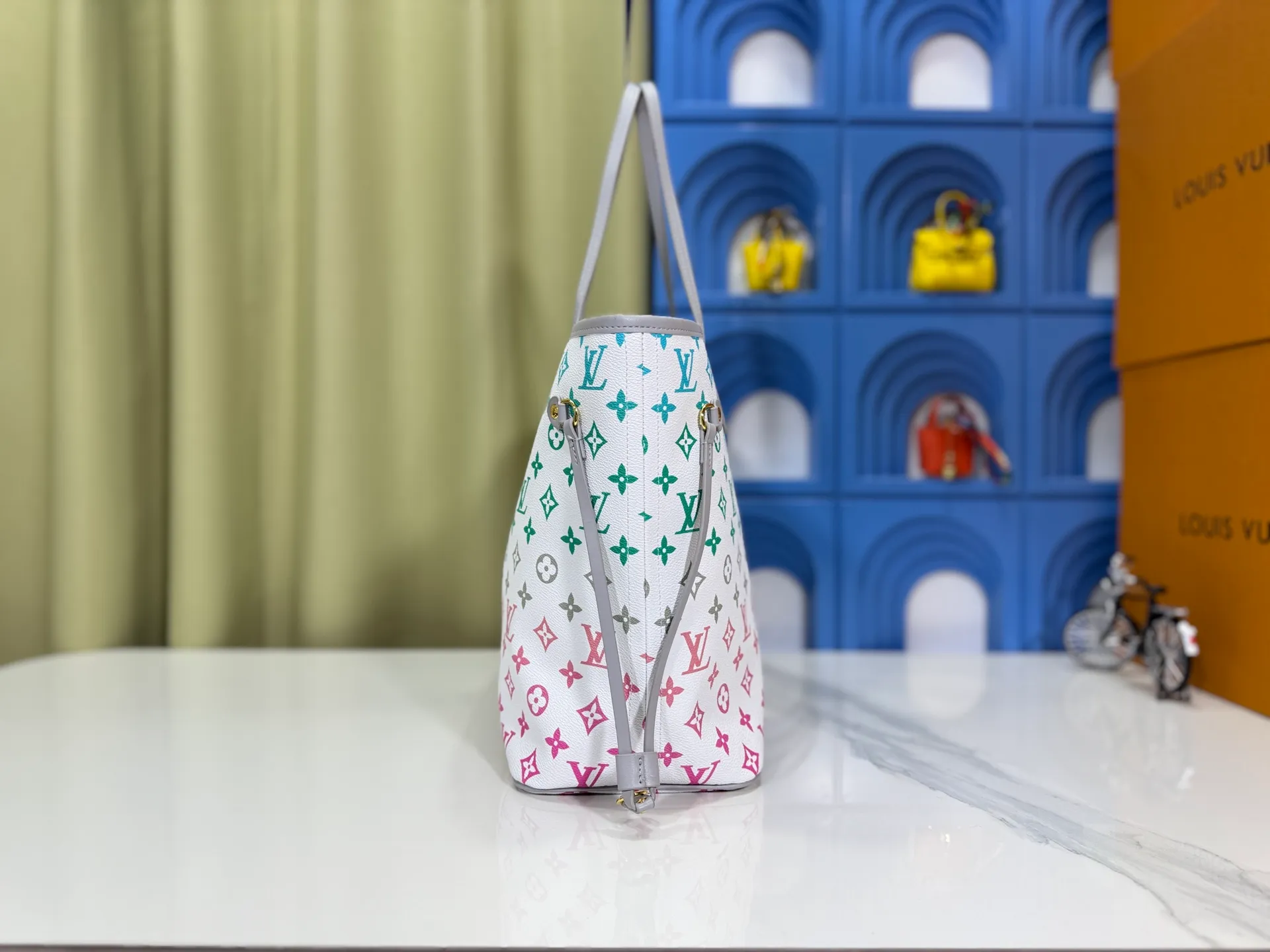 P280 Upgraded original M14210 M45686 M46649 M58907 M46329 M21579 M45685 M46676 M40995 This Neverfull medium handbag uses embossing and printing processes to depict the Monogram pattern on the cow leather. Tighten the side straps and the tote instantly transforms into an elegant urban handbag; the long handle makes it easy to carry over the shoulder or elbow. 31.0 x 28.0 x 14.0 cm (length x height x width)