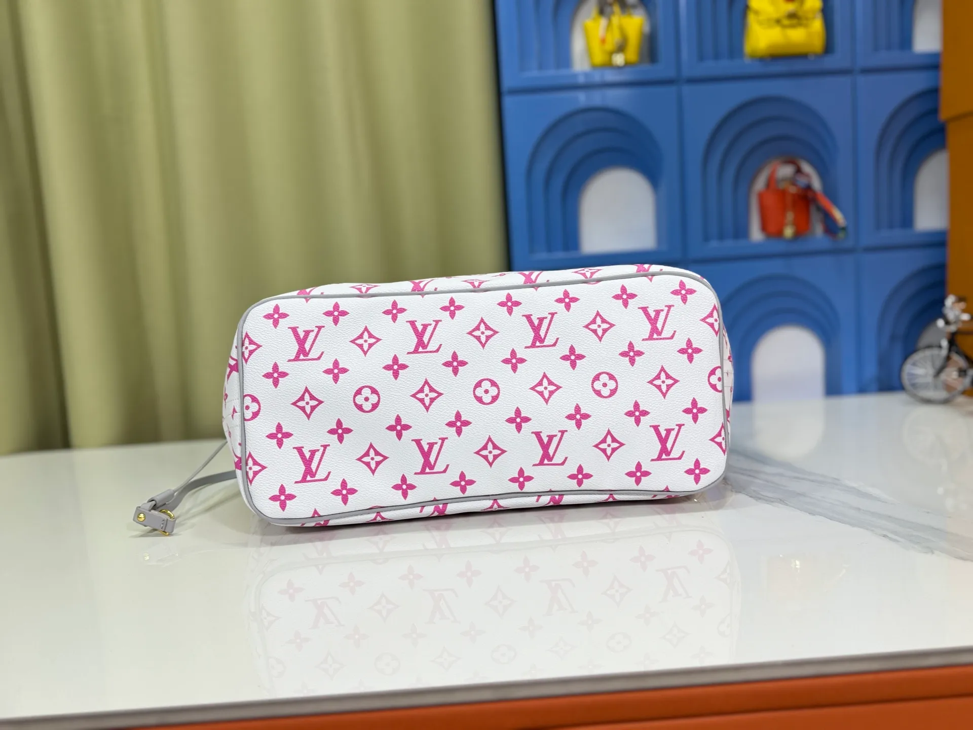 P280 Upgraded original M14210 M45686 M46649 M58907 M46329 M21579 M45685 M46676 M40995 This Neverfull medium handbag uses embossing and printing processes to depict the Monogram pattern on the cow leather. Tighten the side straps and the tote instantly transforms into an elegant urban handbag; the long handle makes it easy to carry over the shoulder or elbow. 31.0 x 28.0 x 14.0 cm (length x height x width)