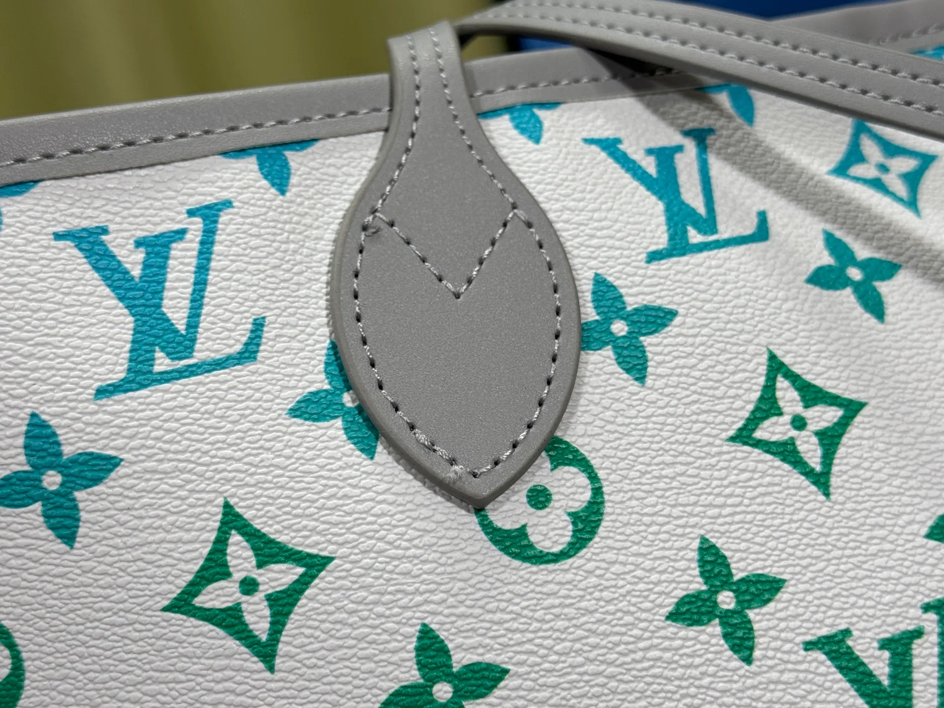 P280 Upgraded original M14210 M45686 M46649 M58907 M46329 M21579 M45685 M46676 M40995 This Neverfull medium handbag uses embossing and printing processes to depict the Monogram pattern on the cow leather. Tighten the side straps and the tote instantly transforms into an elegant urban handbag; the long handle makes it easy to carry over the shoulder or elbow. 31.0 x 28.0 x 14.0 cm (length x height x width)