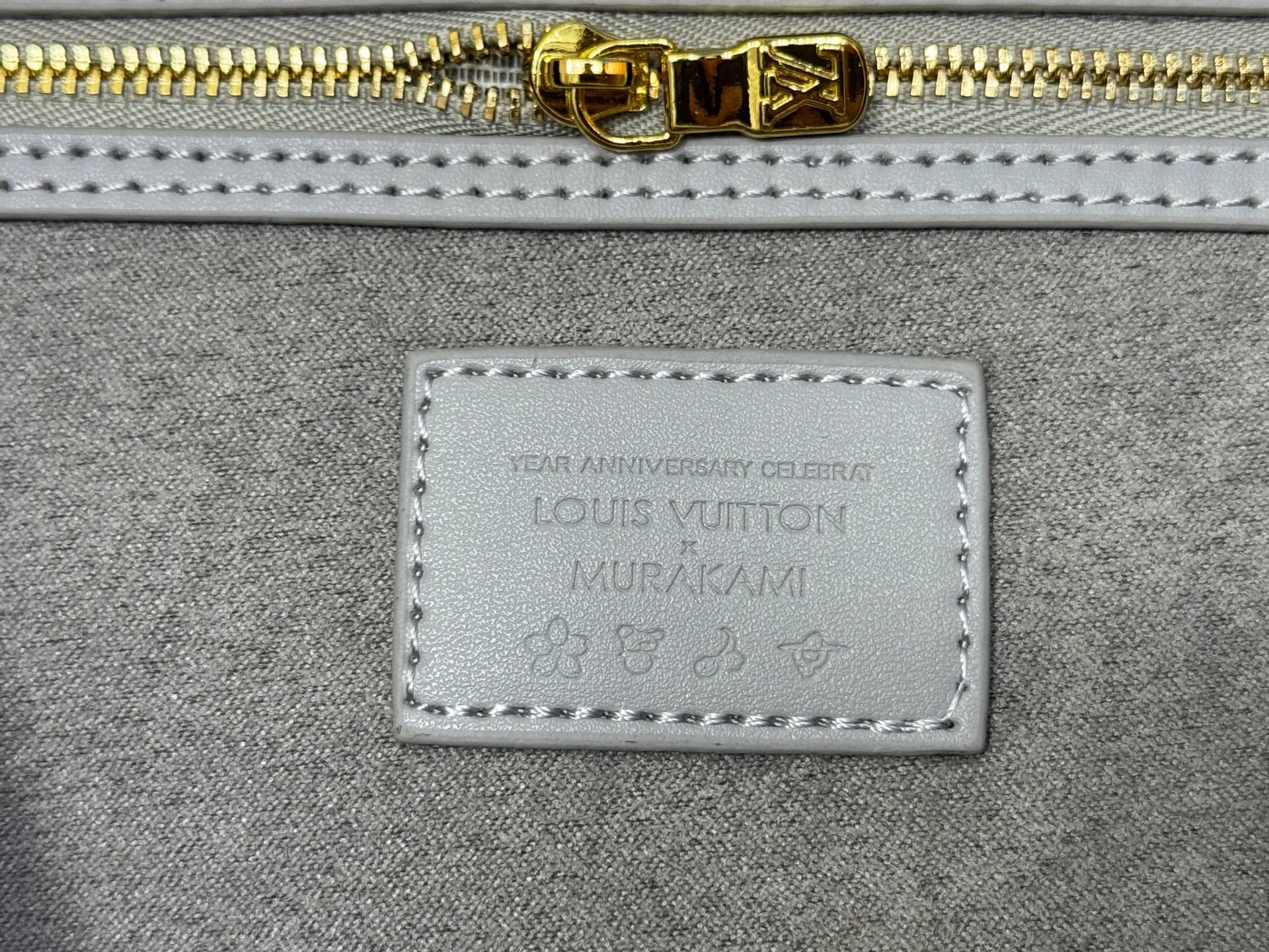 P280 Upgraded original M14210 M45686 M46649 M58907 M46329 M21579 M45685 M46676 M40995 This Neverfull medium handbag uses embossing and printing processes to depict the Monogram pattern on the cow leather. Tighten the side straps and the tote instantly transforms into an elegant urban handbag; the long handle makes it easy to carry over the shoulder or elbow. 31.0 x 28.0 x 14.0 cm (length x height x width)