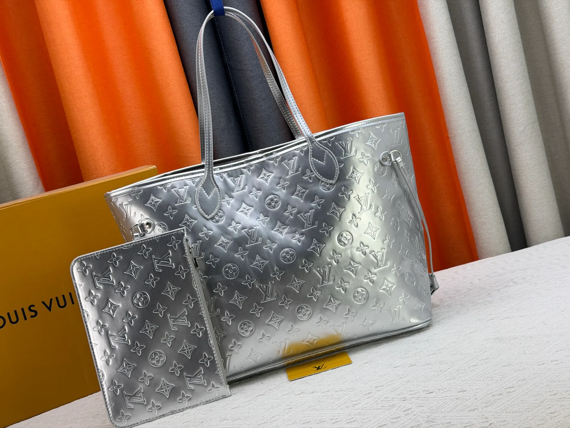 P260 M45685 M40995 Upgraded original, gold, silver NEVERFULL medium handbag Neverfull classic handbag, explore the exquisite details inside the bag. The redesigned interior pockets feature a fresh fabric lining, especially the detachable zippered clutch, which can be used alone as a sophisticated clutch or as an additional pocket. Bright lining tones add a more lively feel to Monogram's classic canvas. Detailed features 31 x 28 x 14 cm (Length x Height x Width) Redesigned interior pocket with details inspired by the Louis Vuitton archives Pocket lined with linen fabric Removable zipped clutch with tonal interior pocket Natural cowhide leather trim Shiny gold-tone hardware Handles: Double handle