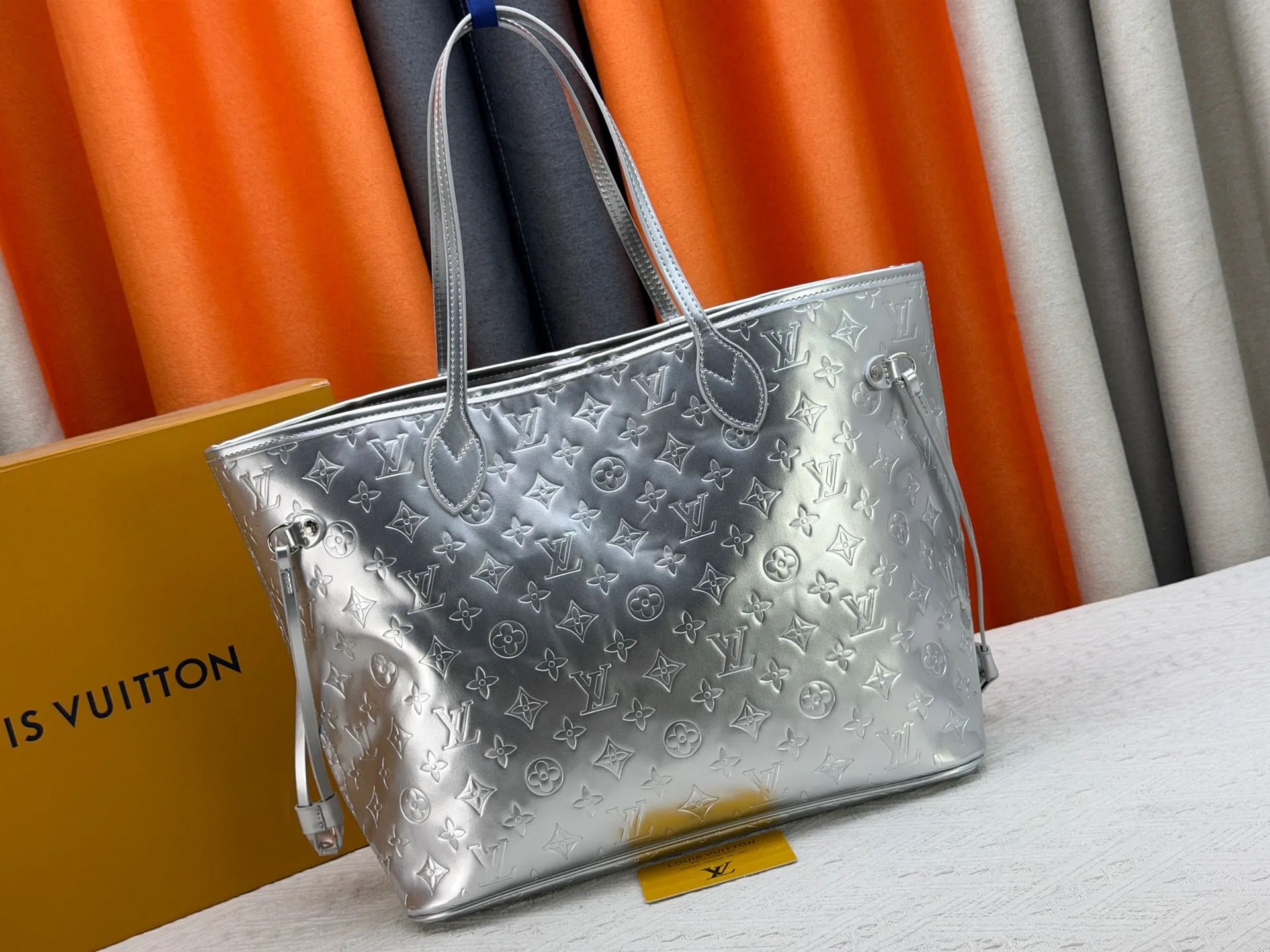 P260 M45685 M40995 Upgraded original, gold, silver NEVERFULL medium handbag Neverfull classic handbag, explore the exquisite details inside the bag. The redesigned interior pockets feature a fresh fabric lining, especially the detachable zippered clutch, which can be used alone as a sophisticated clutch or as an additional pocket. Bright lining tones add a more lively feel to Monogram's classic canvas. Detailed features 31 x 28 x 14 cm (Length x Height x Width) Redesigned interior pocket with details inspired by the Louis Vuitton archives Pocket lined with linen fabric Removable zipped clutch with tonal interior pocket Natural cowhide leather trim Shiny gold-tone hardware Handles: Double handle