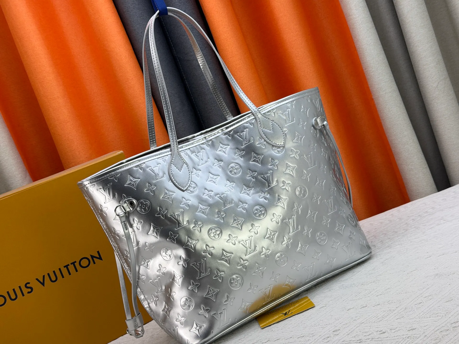 P260 M45685 M40995 Upgraded original, gold, silver NEVERFULL medium handbag Neverfull classic handbag, explore the exquisite details inside the bag. The redesigned interior pockets feature a fresh fabric lining, especially the detachable zippered clutch, which can be used alone as a sophisticated clutch or as an additional pocket. Bright lining tones add a more lively feel to Monogram's classic canvas. Detailed features 31 x 28 x 14 cm (Length x Height x Width) Redesigned interior pocket with details inspired by the Louis Vuitton archives Pocket lined with linen fabric Removable zipped clutch with tonal interior pocket Natural cowhide leather trim Shiny gold-tone hardware Handles: Double handle