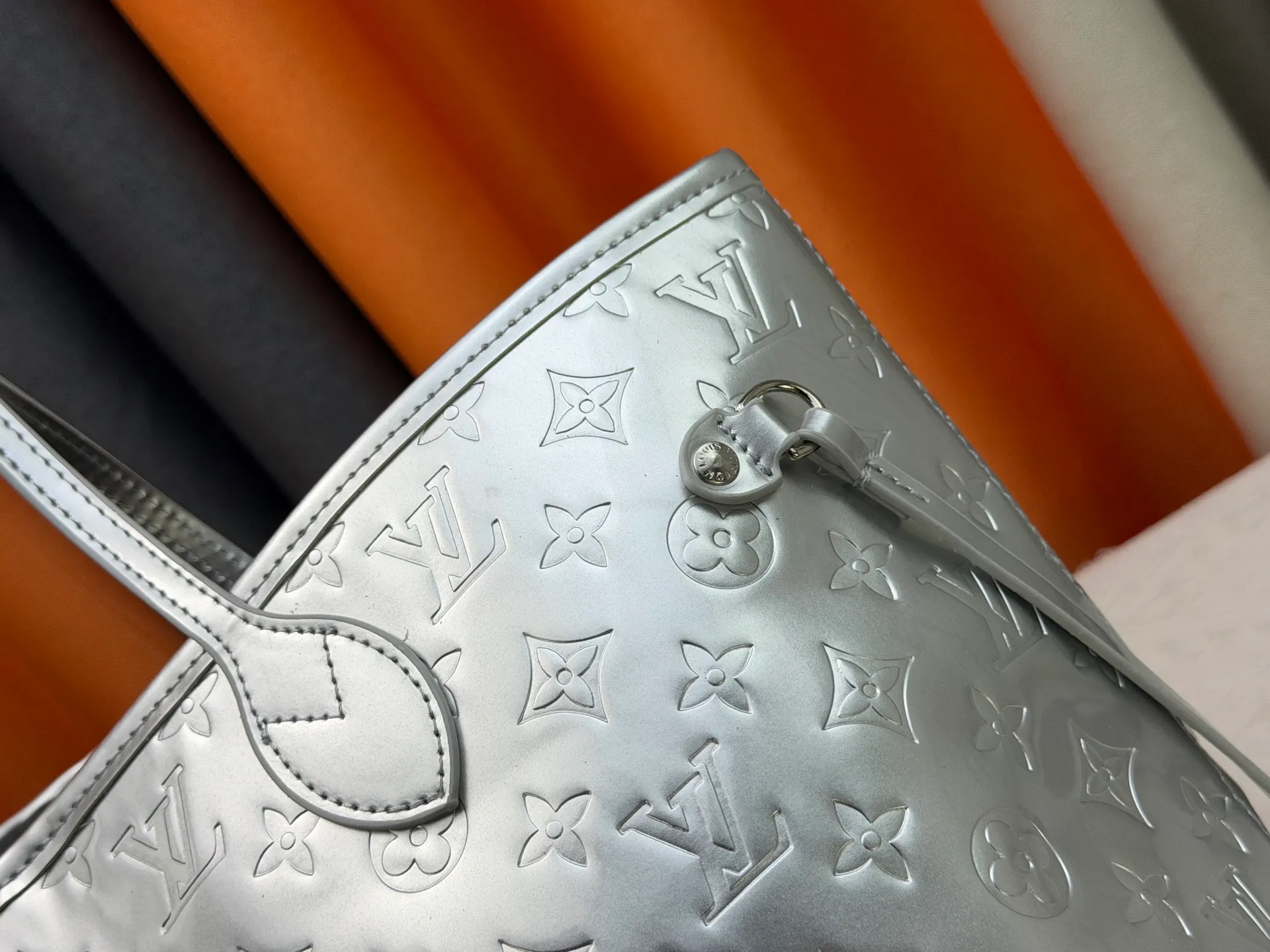 P260 M45685 M40995 Upgraded original, gold, silver NEVERFULL medium handbag Neverfull classic handbag, explore the exquisite details inside the bag. The redesigned interior pockets feature a fresh fabric lining, especially the detachable zippered clutch, which can be used alone as a sophisticated clutch or as an additional pocket. Bright lining tones add a more lively feel to Monogram's classic canvas. Detailed features 31 x 28 x 14 cm (Length x Height x Width) Redesigned interior pocket with details inspired by the Louis Vuitton archives Pocket lined with linen fabric Removable zipped clutch with tonal interior pocket Natural cowhide leather trim Shiny gold-tone hardware Handles: Double handle