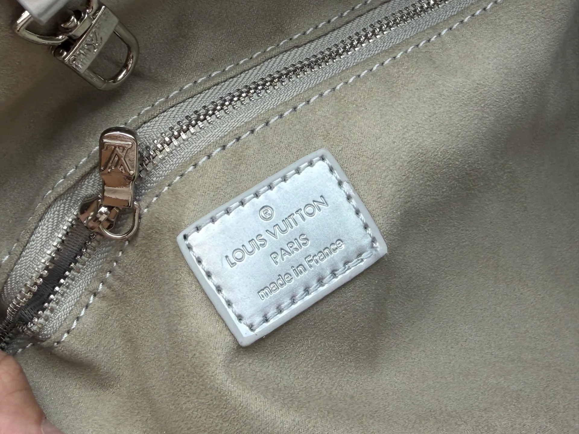 P260 M45685 M40995 Upgraded original, gold, silver NEVERFULL medium handbag Neverfull classic handbag, explore the exquisite details inside the bag. The redesigned interior pockets feature a fresh fabric lining, especially the detachable zippered clutch, which can be used alone as a sophisticated clutch or as an additional pocket. Bright lining tones add a more lively feel to Monogram's classic canvas. Detailed features 31 x 28 x 14 cm (Length x Height x Width) Redesigned interior pocket with details inspired by the Louis Vuitton archives Pocket lined with linen fabric Removable zipped clutch with tonal interior pocket Natural cowhide leather trim Shiny gold-tone hardware Handles: Double handle