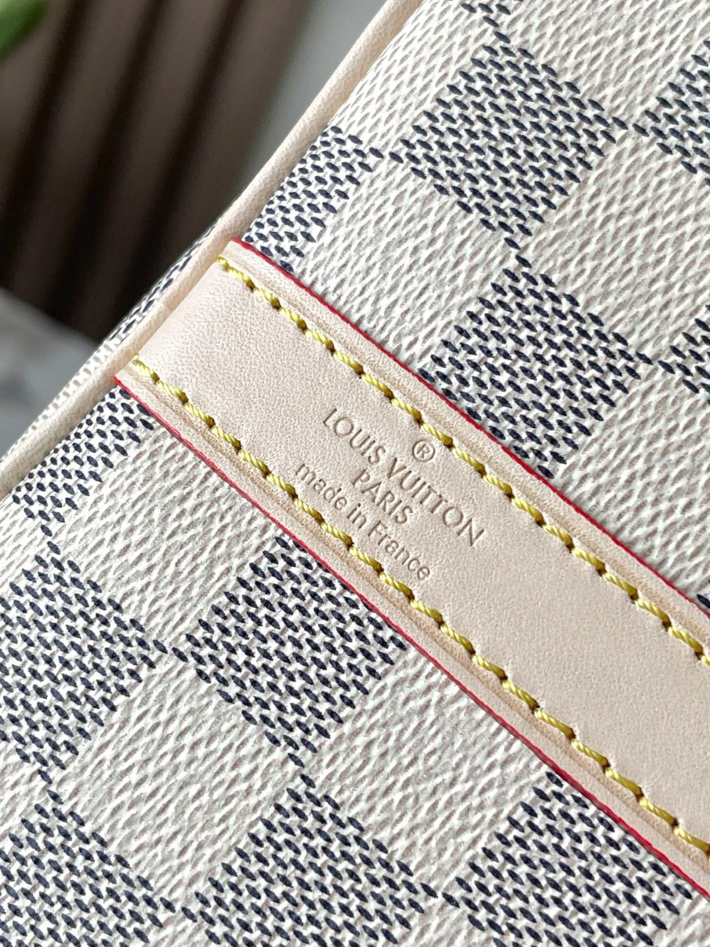 💰760 Top Original Model 41113 White Plaid SPEEDY 25 Handbag The Speedy handbag, launched in 1930, was inspired by the travel revolution at that time and fully displays Louis Vuitton's iconic design style. This unique and perfect urban handbag is a fashionable and personalized choice for urban girls. The Speedy 25 bag in Monogram canvas is as elegant as it is practical and durable. 25x19x15cm (length x height x width)