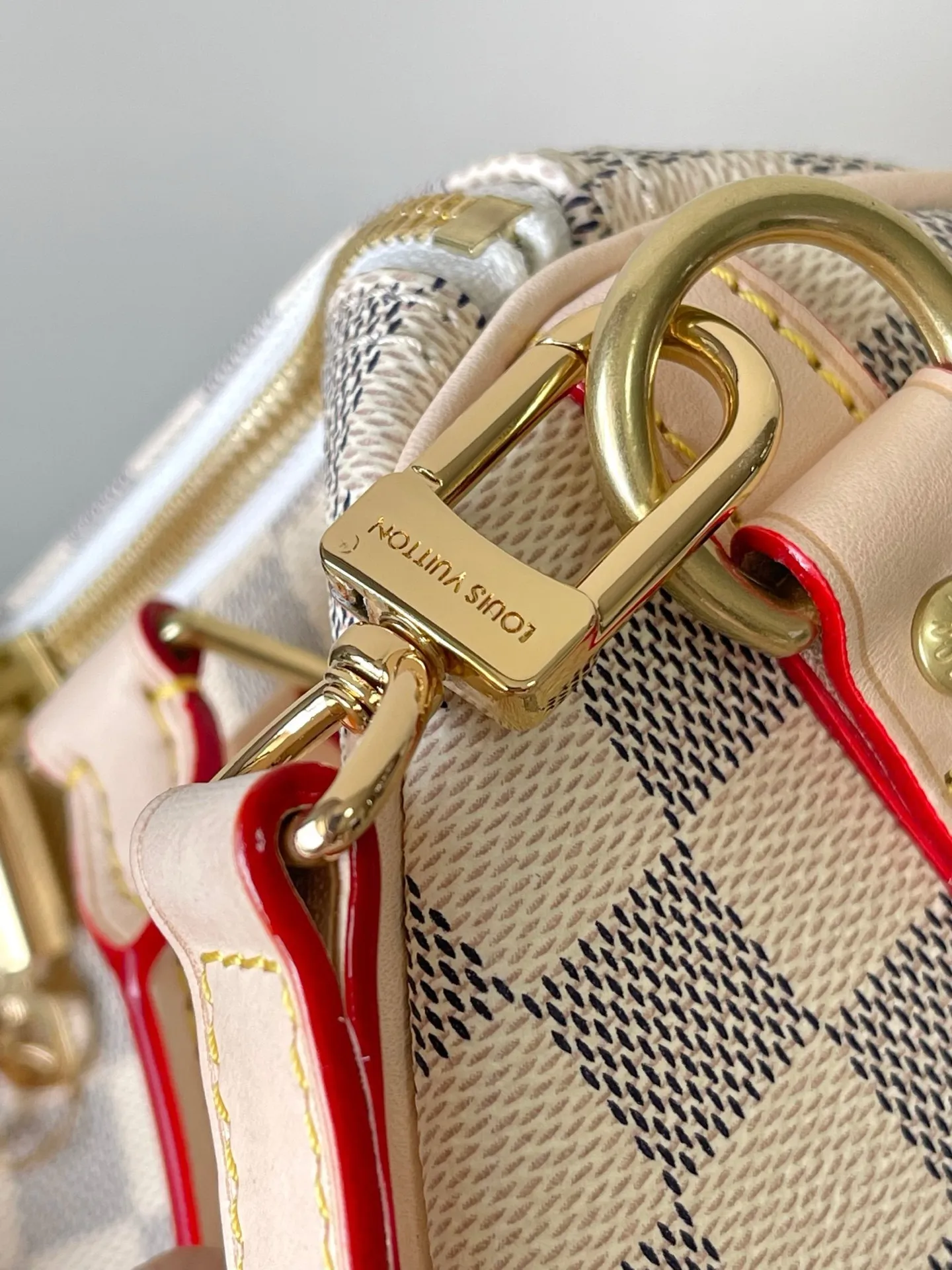 💰760 Top Original Model 41113 White Plaid SPEEDY 25 Handbag The Speedy handbag, launched in 1930, was inspired by the travel revolution at that time and fully displays Louis Vuitton's iconic design style. This unique and perfect urban handbag is a fashionable and personalized choice for urban girls. The Speedy 25 bag in Monogram canvas is as elegant as it is practical and durable. 25x19x15cm (length x height x width)