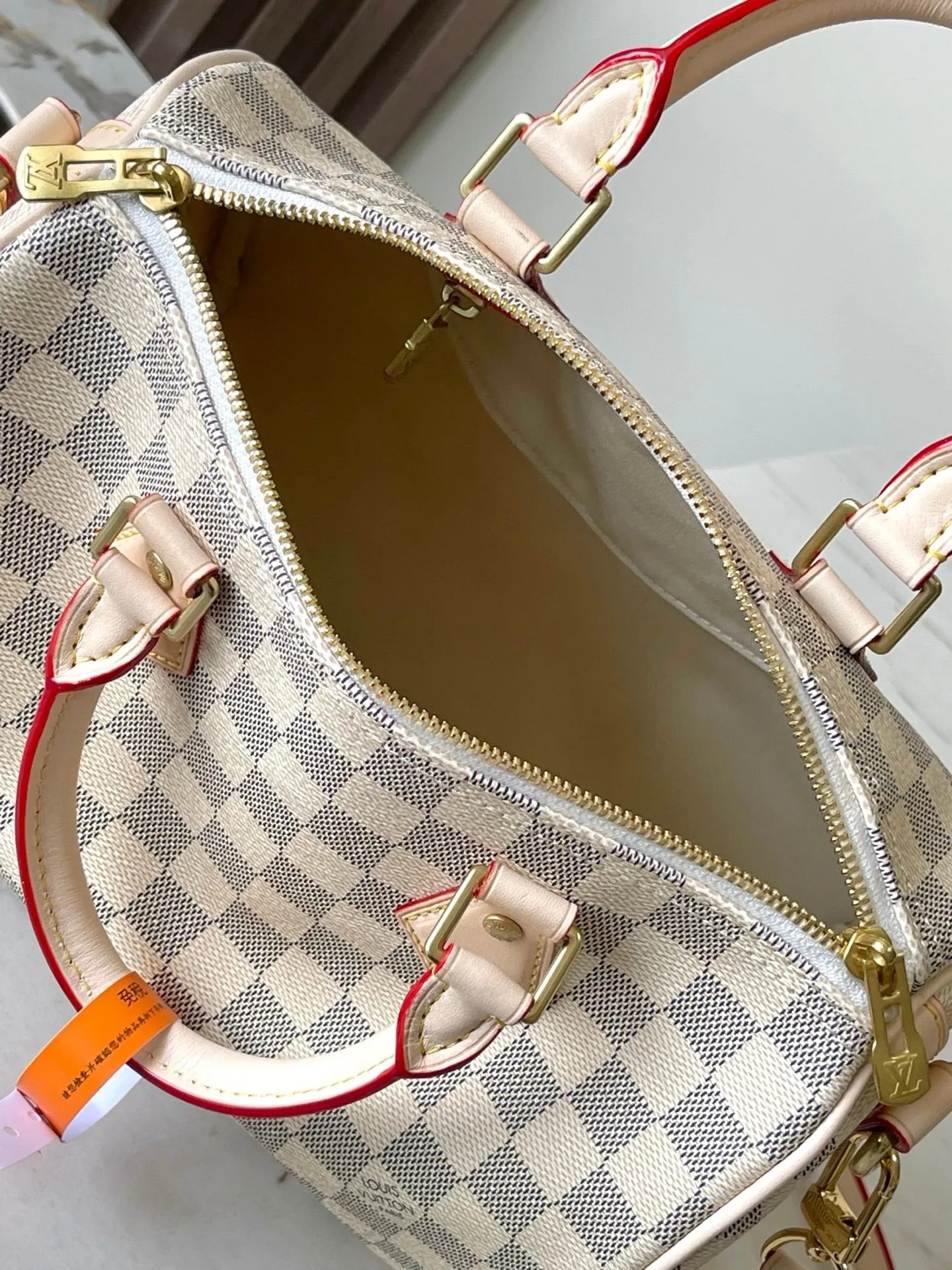 💰760 Top Original Model 41113 White Plaid SPEEDY 25 Handbag The Speedy handbag, launched in 1930, was inspired by the travel revolution at that time and fully displays Louis Vuitton's iconic design style. This unique and perfect urban handbag is a fashionable and personalized choice for urban girls. The Speedy 25 bag in Monogram canvas is as elegant as it is practical and durable. 25x19x15cm (length x height x width)