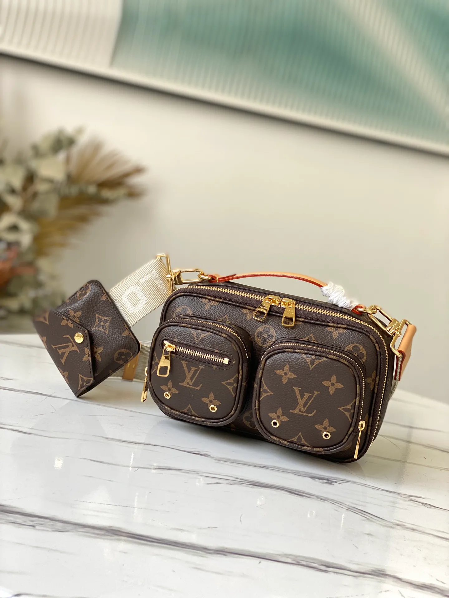 💰920 Top quality original M80446 Utility Crossbody handbag is made of Monogram canvas to shape the bag body, top handle and zipper puller. The zippered outer pocket allows for easy access to items, the compact structure brings a lightweight experience, and the detachable wide shoulder strap ensures comfortable carrying. Dimensions: 18 x 11 x 10 cm
