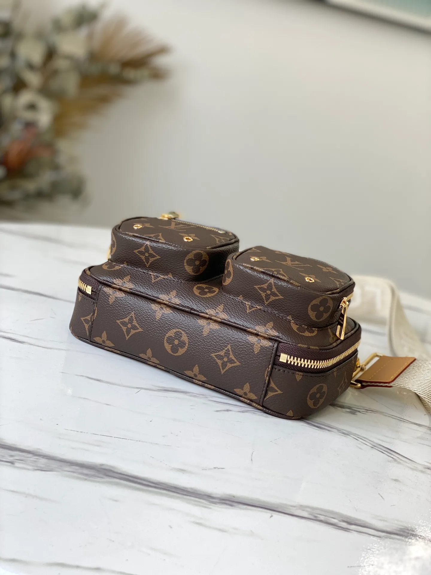 💰920 Top quality original M80446 Utility Crossbody handbag is made of Monogram canvas to shape the bag body, top handle and zipper puller. The zippered outer pocket allows for easy access to items, the compact structure brings a lightweight experience, and the detachable wide shoulder strap ensures comfortable carrying. Dimensions: 18 x 11 x 10 cm