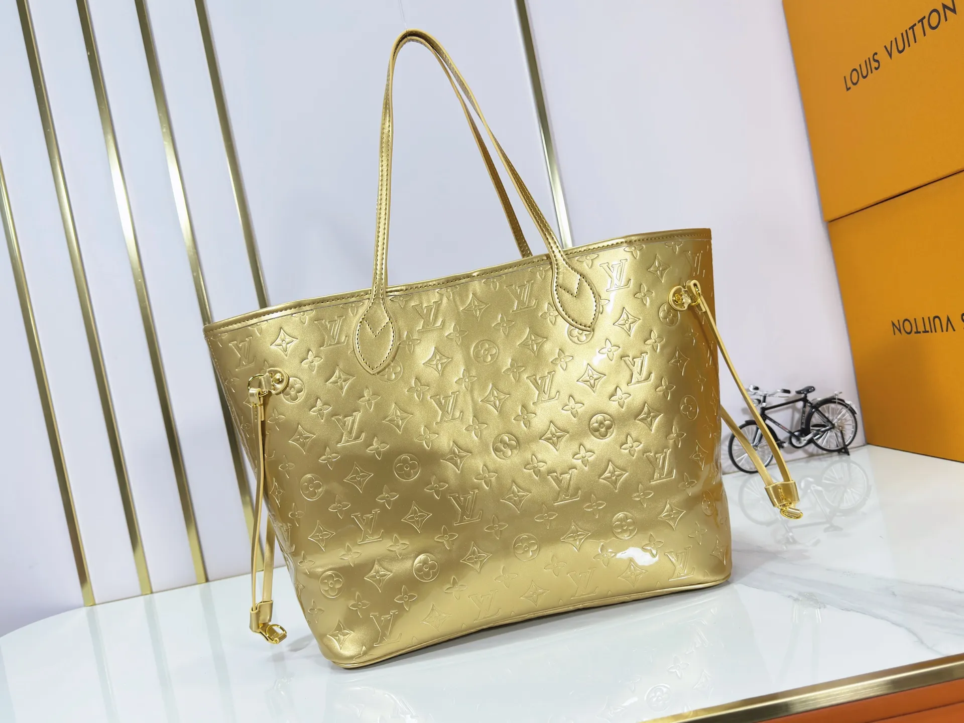 P260 M45685 M40995 Upgraded original, gold, silver NEVERFULL medium handbag Neverfull classic handbag, explore the exquisite details inside the bag. The redesigned interior pockets feature a fresh fabric lining, especially the detachable zippered clutch, which can be used alone as a sophisticated clutch or as an additional pocket. Bright lining tones add a more lively feel to Monogram's classic canvas. Detailed features 31 x 28 x 14 cm (Length x Height x Width) Redesigned interior pocket with details inspired by the Louis Vuitton archives Pocket lined with linen fabric Removable zipped clutch with tonal interior pocket Natural cowhide leather trim Shiny gold-tone hardware Handles: Double handle