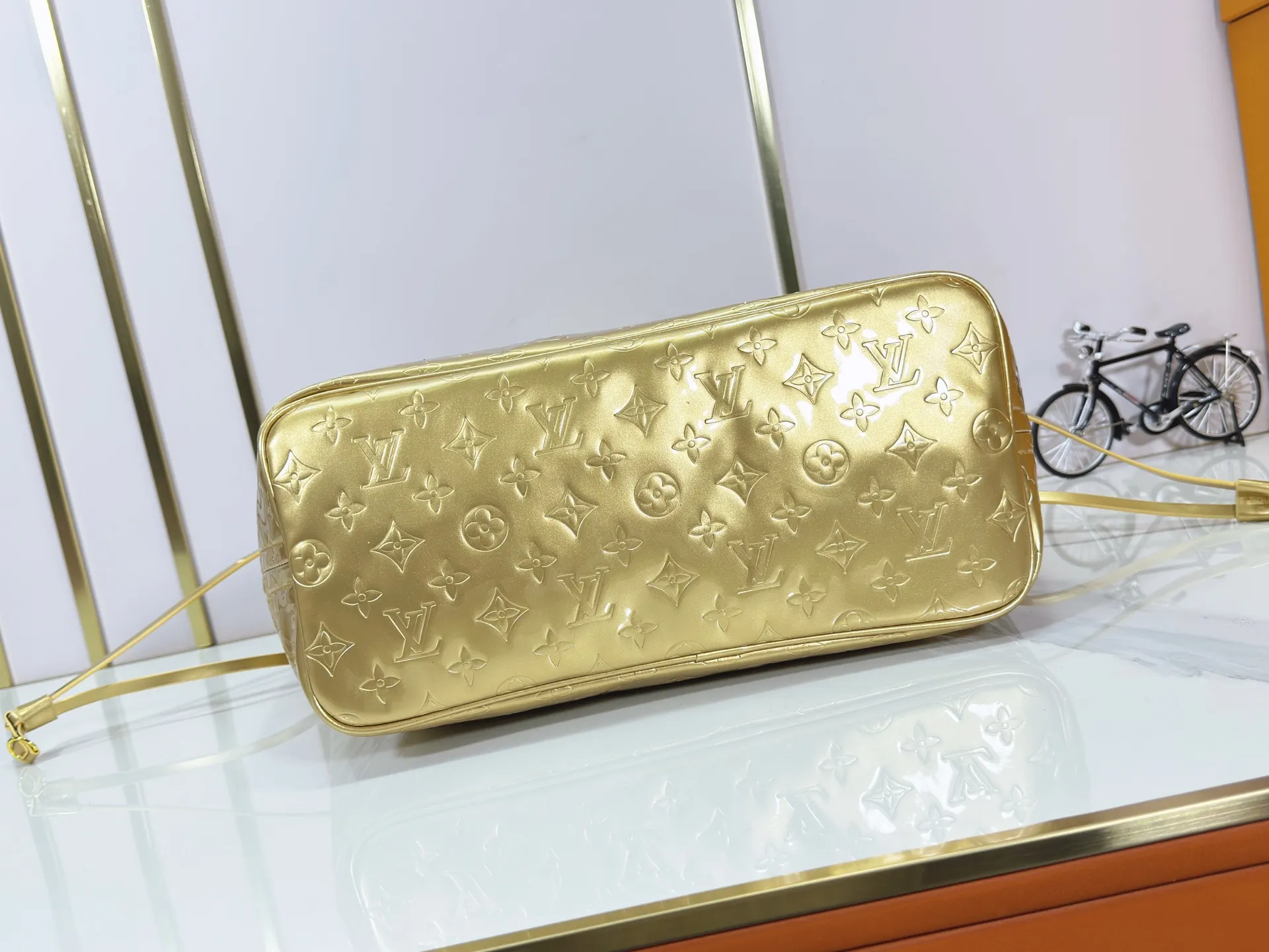 P260 M45685 M40995 Upgraded original, gold, silver NEVERFULL medium handbag Neverfull classic handbag, explore the exquisite details inside the bag. The redesigned interior pockets feature a fresh fabric lining, especially the detachable zippered clutch, which can be used alone as a sophisticated clutch or as an additional pocket. Bright lining tones add a more lively feel to Monogram's classic canvas. Detailed features 31 x 28 x 14 cm (Length x Height x Width) Redesigned interior pocket with details inspired by the Louis Vuitton archives Pocket lined with linen fabric Removable zipped clutch with tonal interior pocket Natural cowhide leather trim Shiny gold-tone hardware Handles: Double handle