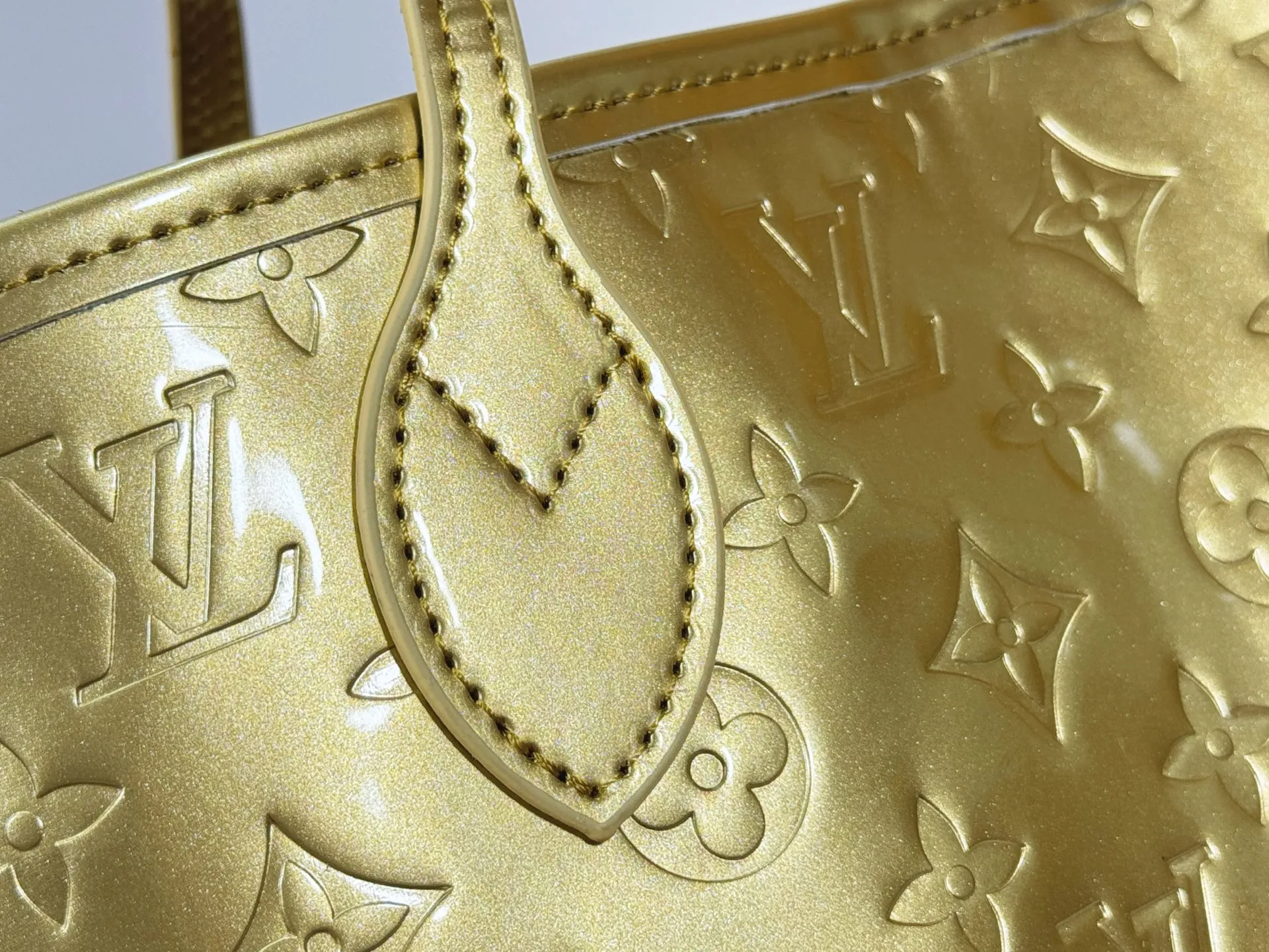 P260 M45685 M40995 Upgraded original, gold, silver NEVERFULL medium handbag Neverfull classic handbag, explore the exquisite details inside the bag. The redesigned interior pockets feature a fresh fabric lining, especially the detachable zippered clutch, which can be used alone as a sophisticated clutch or as an additional pocket. Bright lining tones add a more lively feel to Monogram's classic canvas. Detailed features 31 x 28 x 14 cm (Length x Height x Width) Redesigned interior pocket with details inspired by the Louis Vuitton archives Pocket lined with linen fabric Removable zipped clutch with tonal interior pocket Natural cowhide leather trim Shiny gold-tone hardware Handles: Double handle