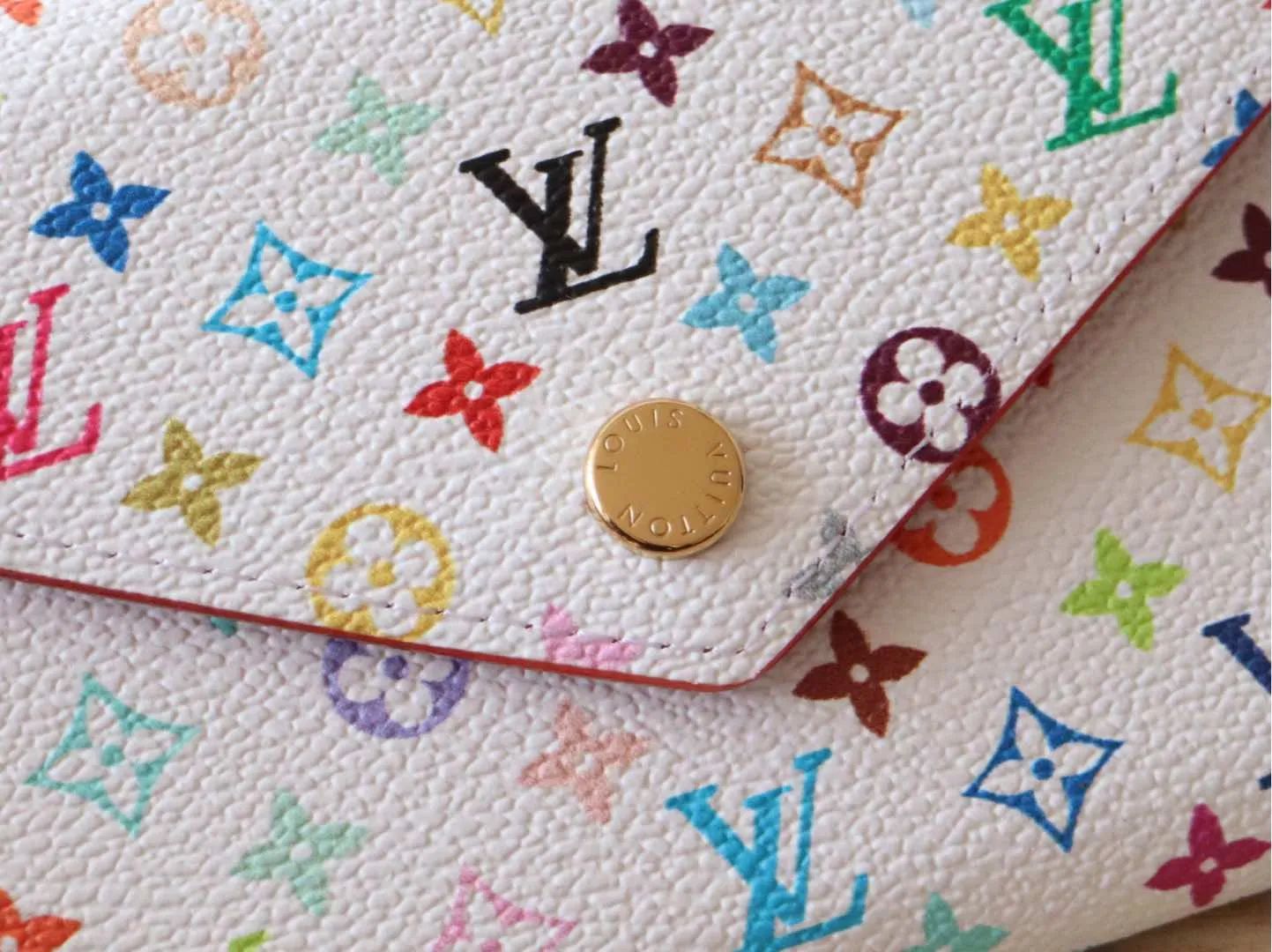 14163 Tri-Color Tri-fold Wallet🌟P90 This replica version of the Victorine wallet from the Louis Vuitton x Murakami series is small and exquisite. The colorful Monogram pattern reinterprets Louis Vuitton's classic logo with the famous rainbow tones of Japanese artist Takashi Murakami. The wallet is made of coated canvas with fine cowhide lining and silver-tone hardware. It has a zippered coin compartment and multiple interior compartments for banknotes and business cards. 12 x 9.5 x 2.5 cm (length x height x width)