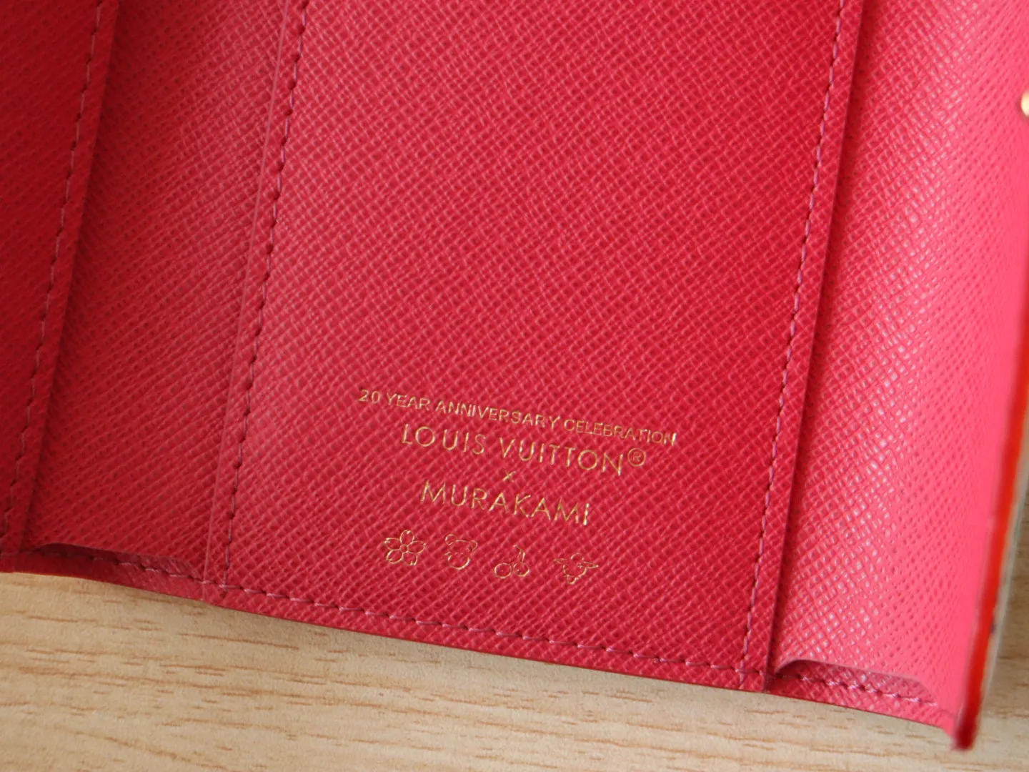 14163 Tri-Color Tri-fold Wallet🌟P90 This replica version of the Victorine wallet from the Louis Vuitton x Murakami series is small and exquisite. The colorful Monogram pattern reinterprets Louis Vuitton's classic logo with the famous rainbow tones of Japanese artist Takashi Murakami. The wallet is made of coated canvas with fine cowhide lining and silver-tone hardware. It has a zippered coin compartment and multiple interior compartments for banknotes and business cards. 12 x 9.5 x 2.5 cm (length x height x width)